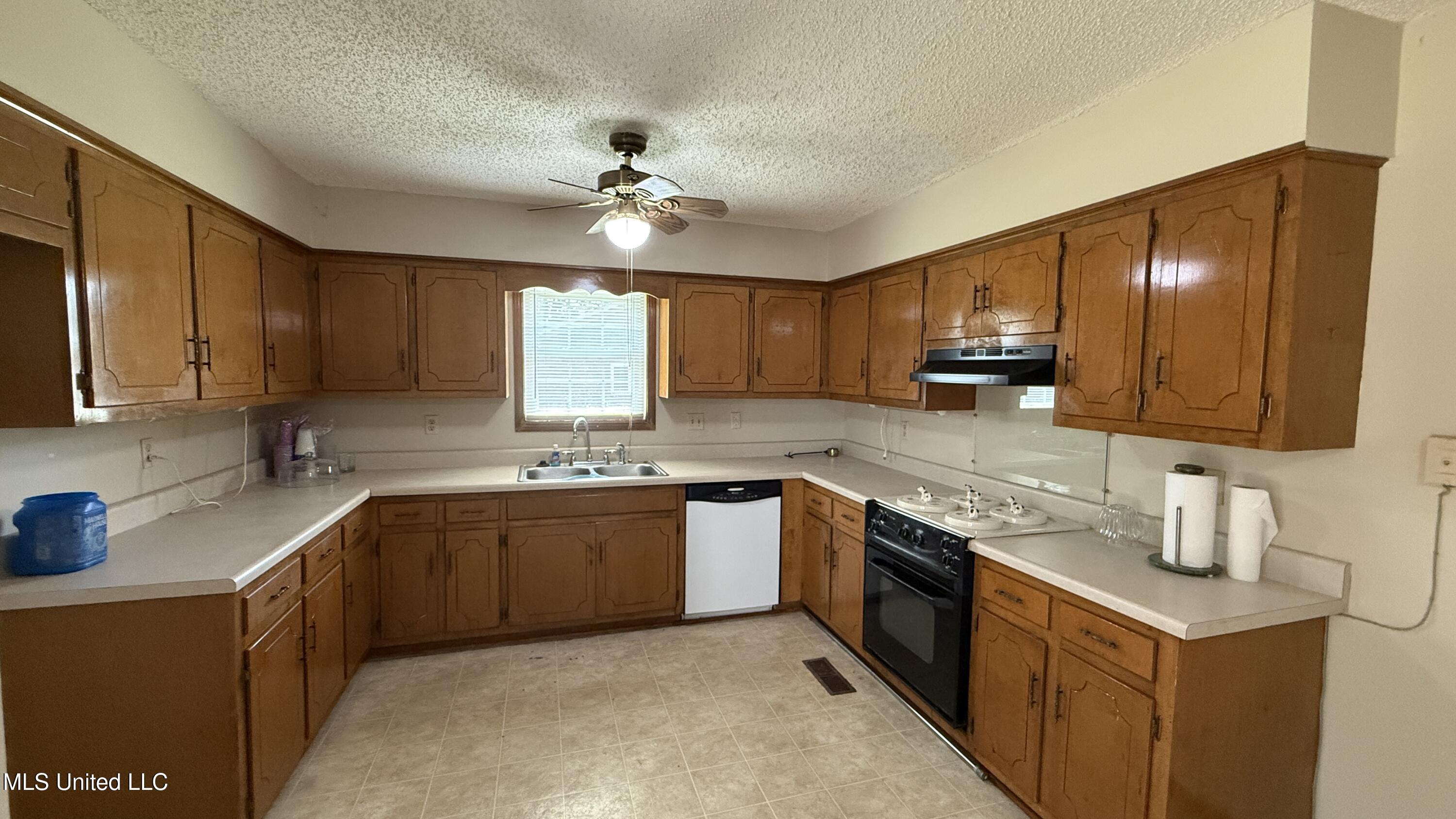 595 Swaney Drive Property Photo 23