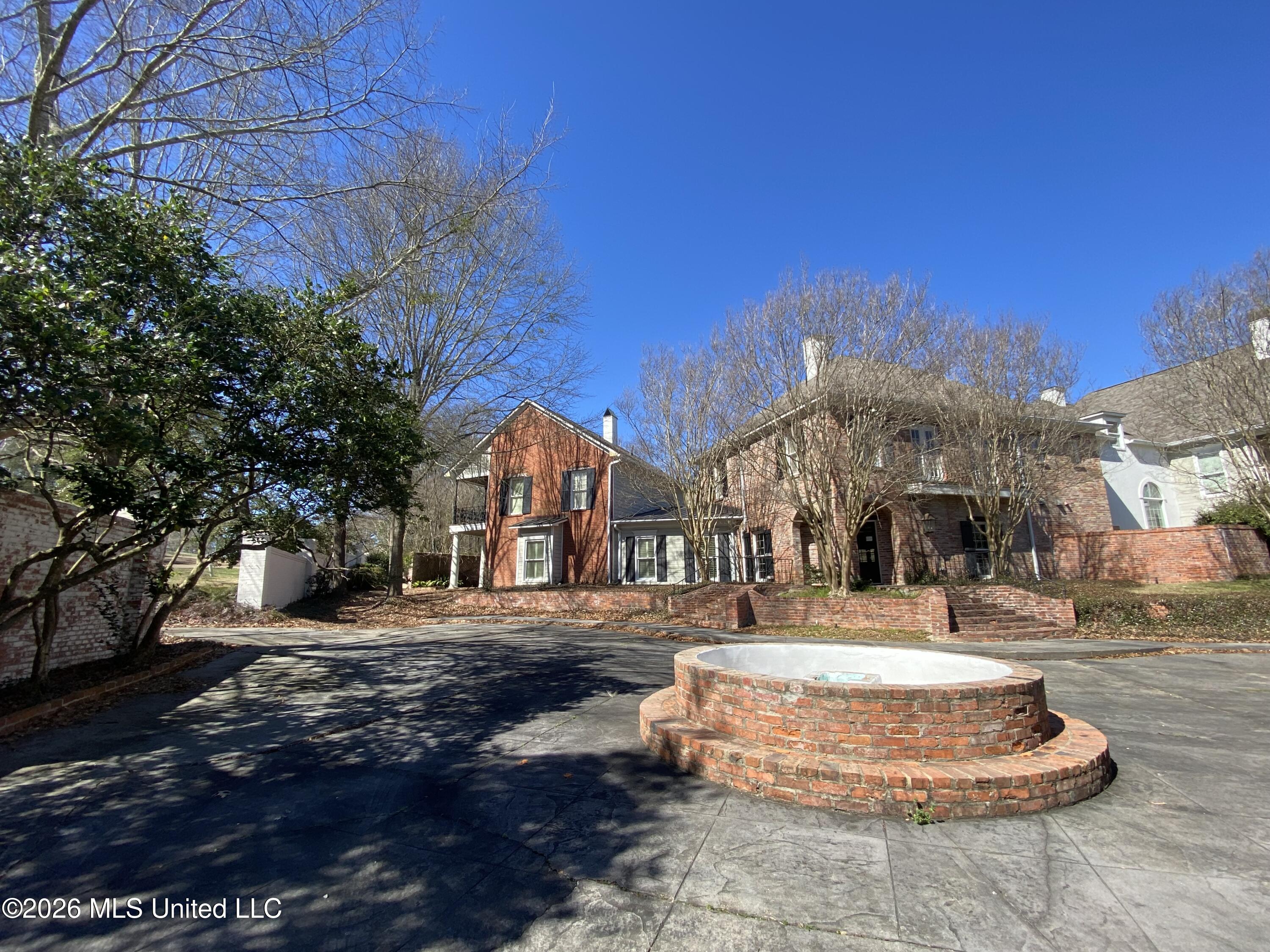 779 N Avery Boulevard Property Photo 1