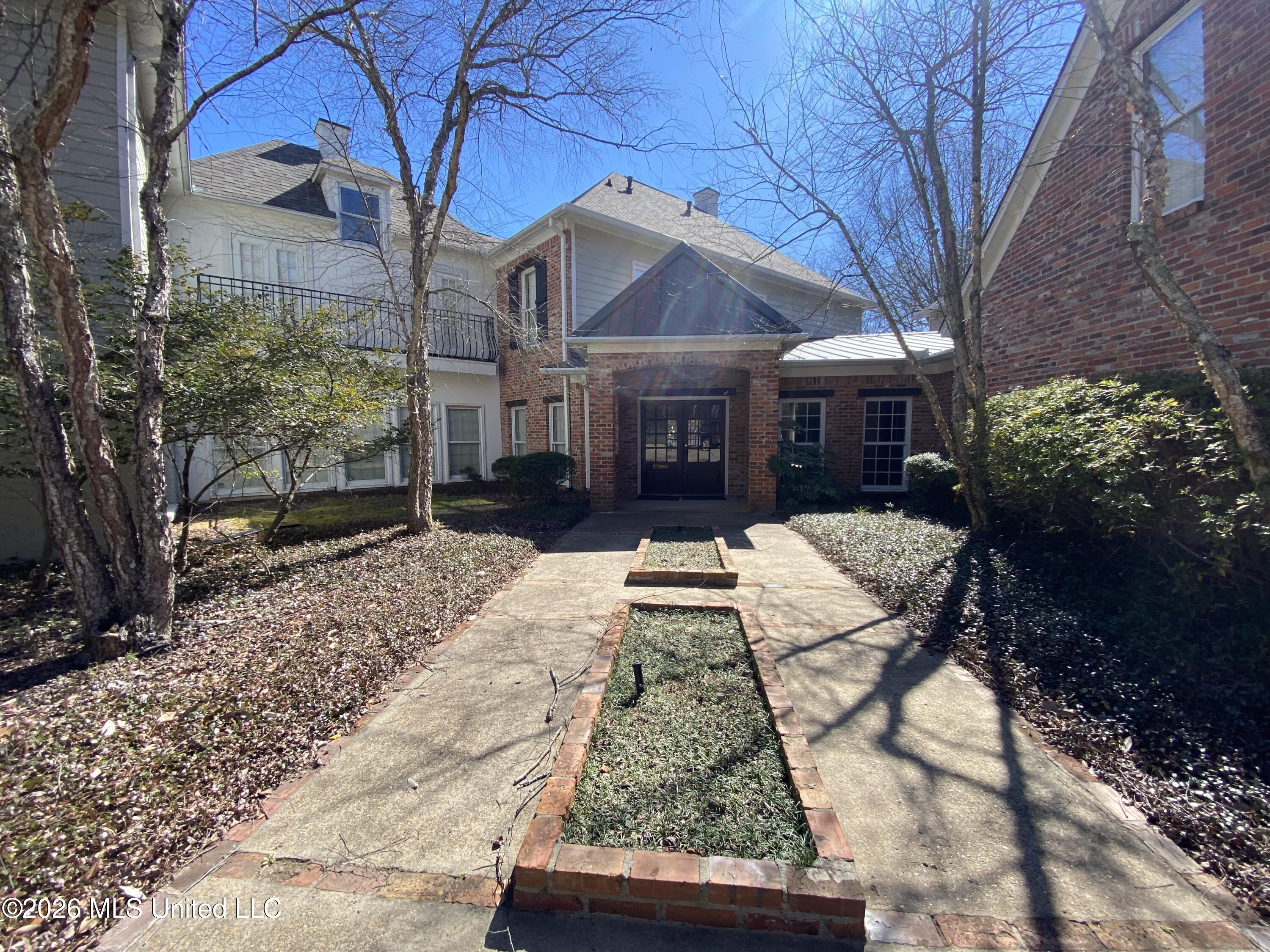 779 N Avery Boulevard Property Photo 2