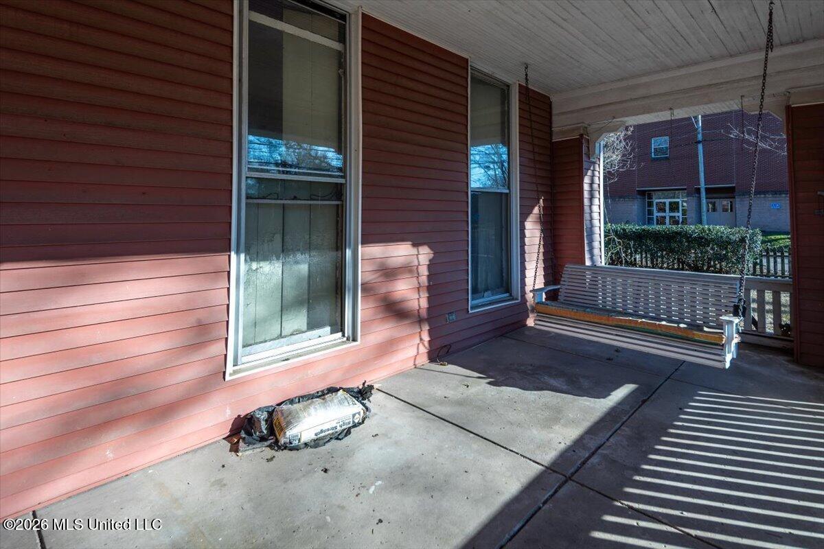 195 N Walthall Street Property Photo 3