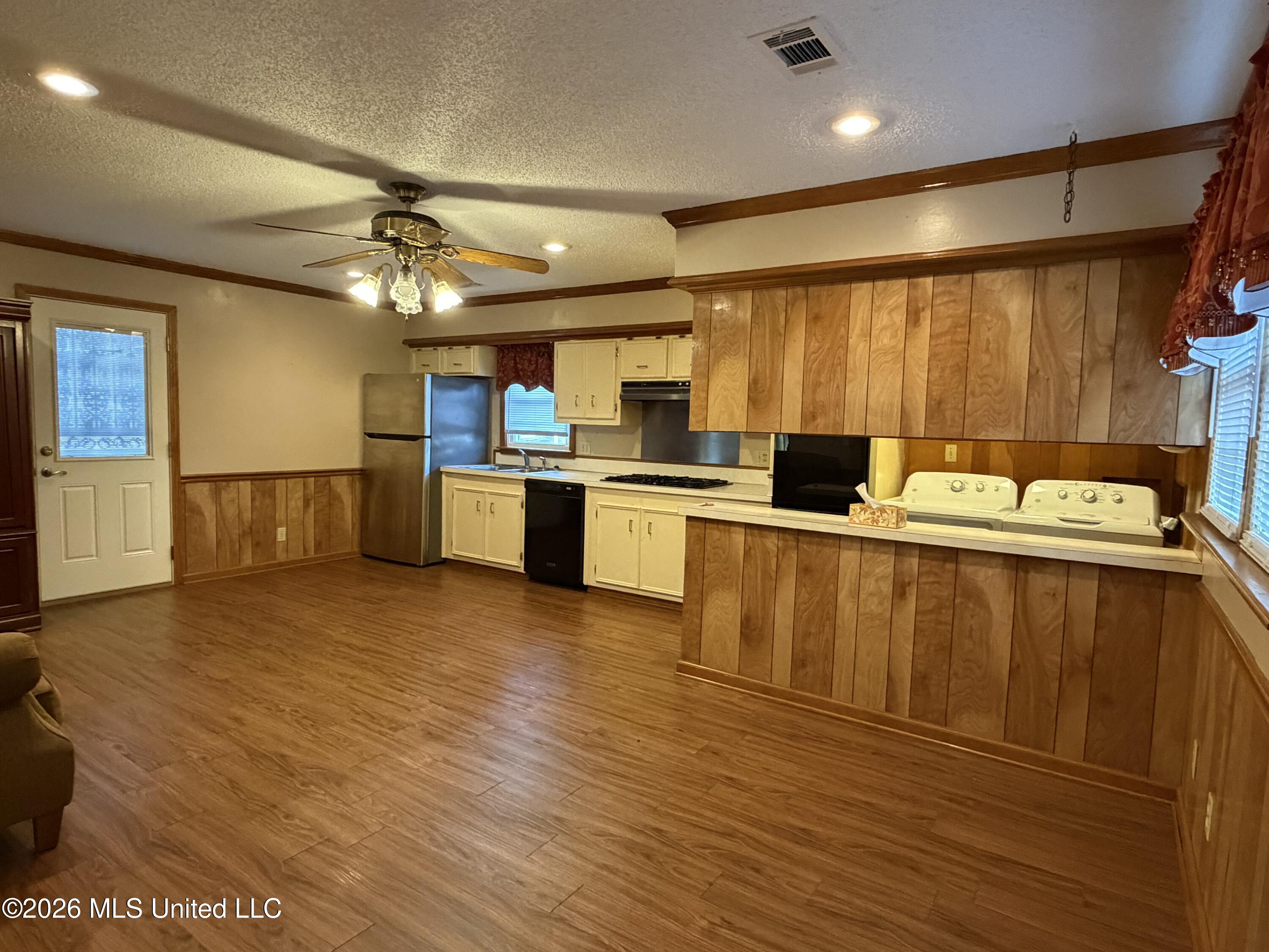 720 Central Street Property Photo 9