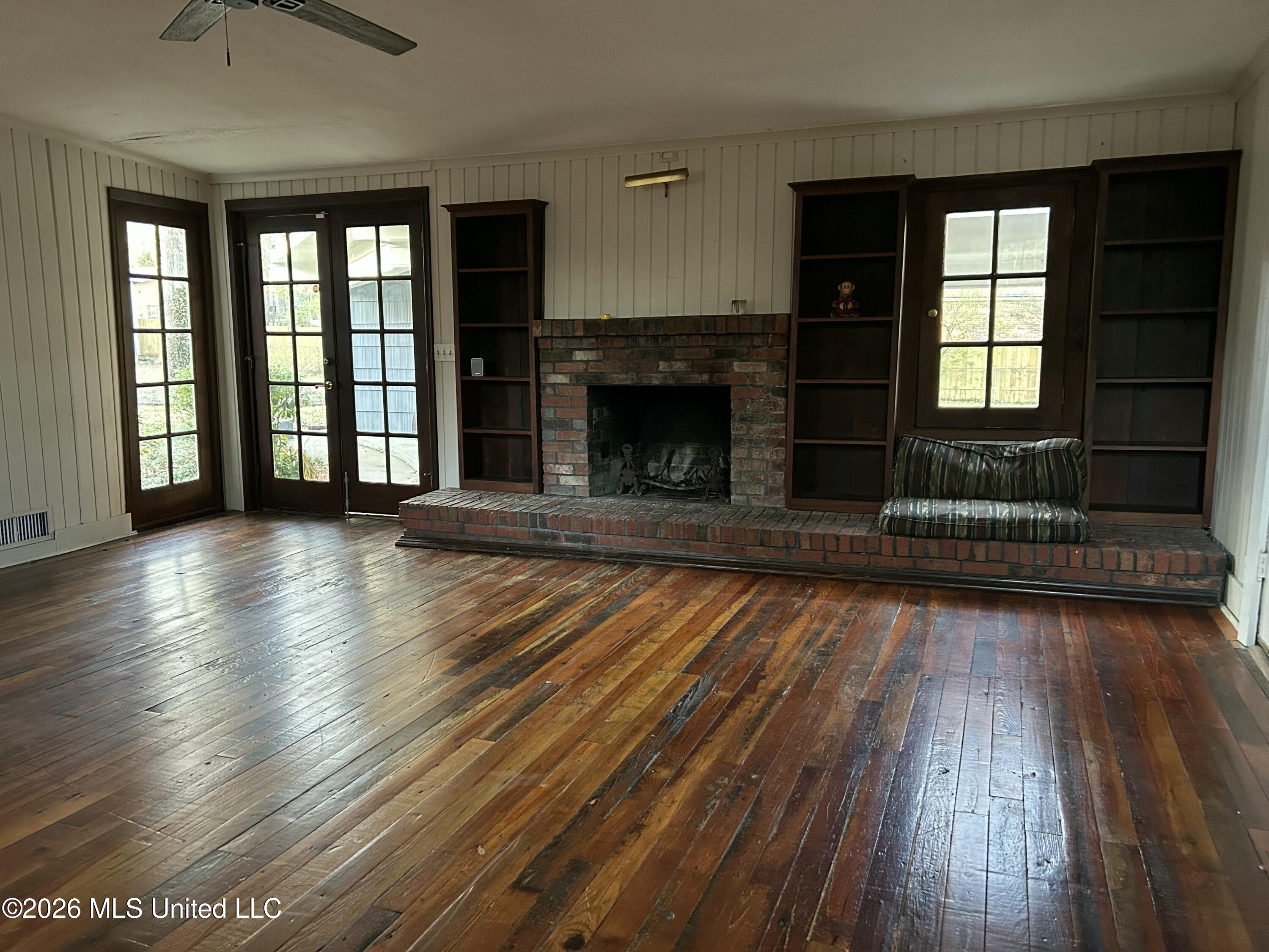 1424 E Northside Drive Property Photo 3