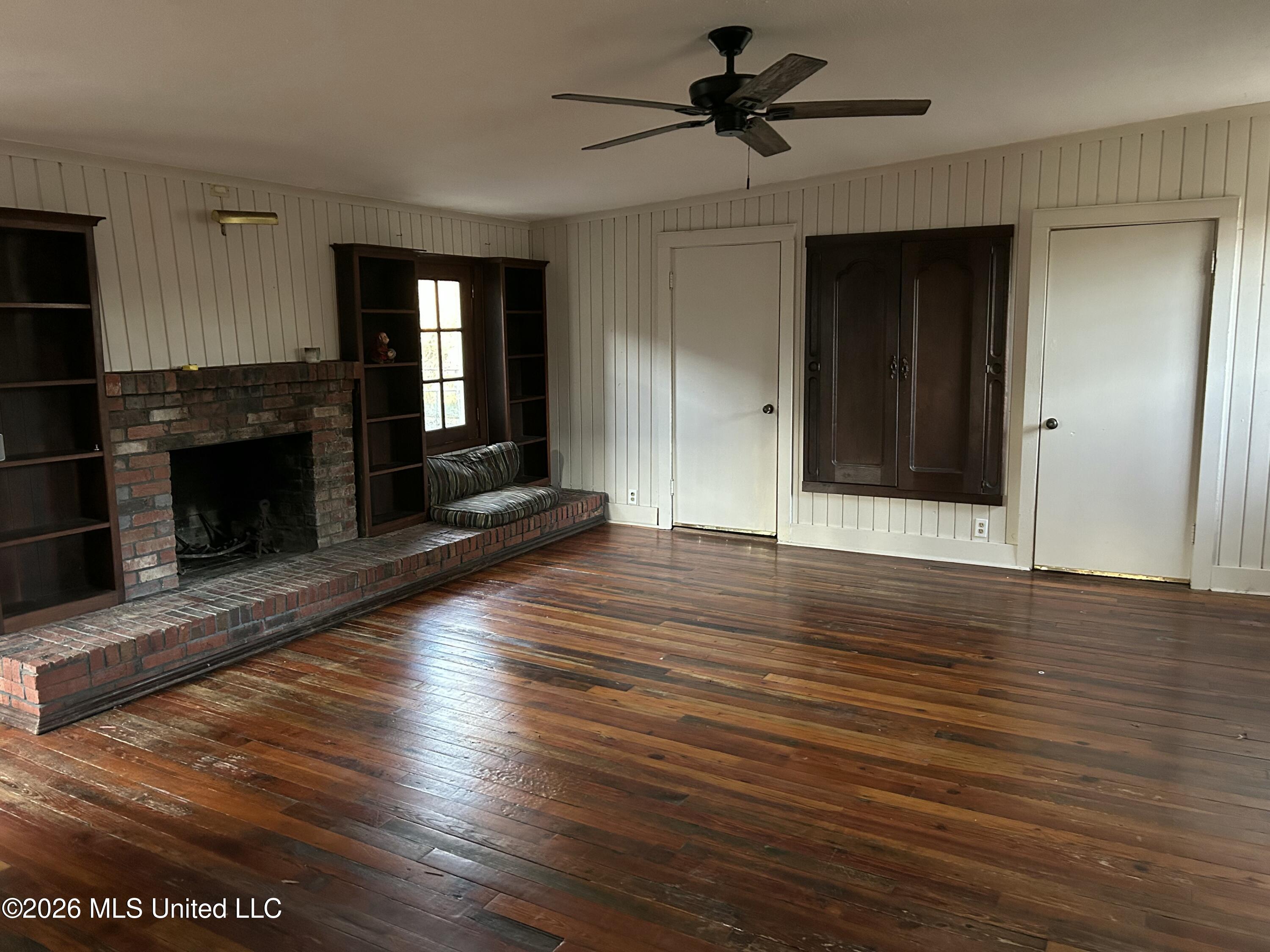 1424 E Northside Drive Property Photo 4