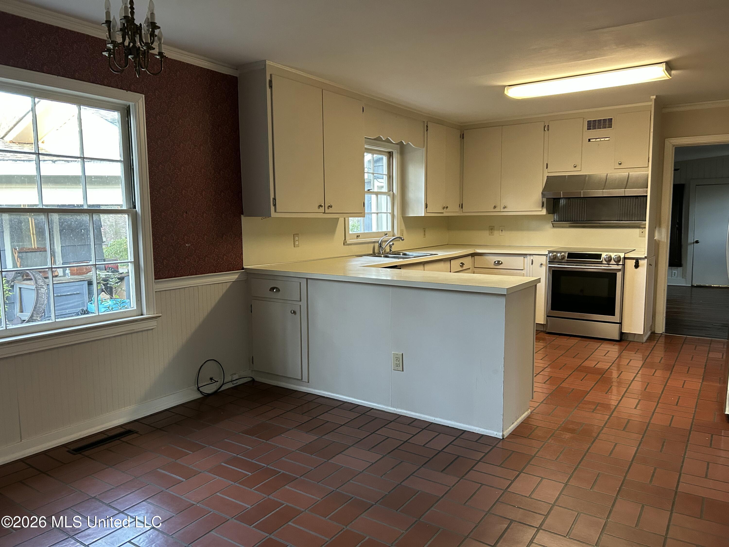 1424 E Northside Drive Property Photo 6