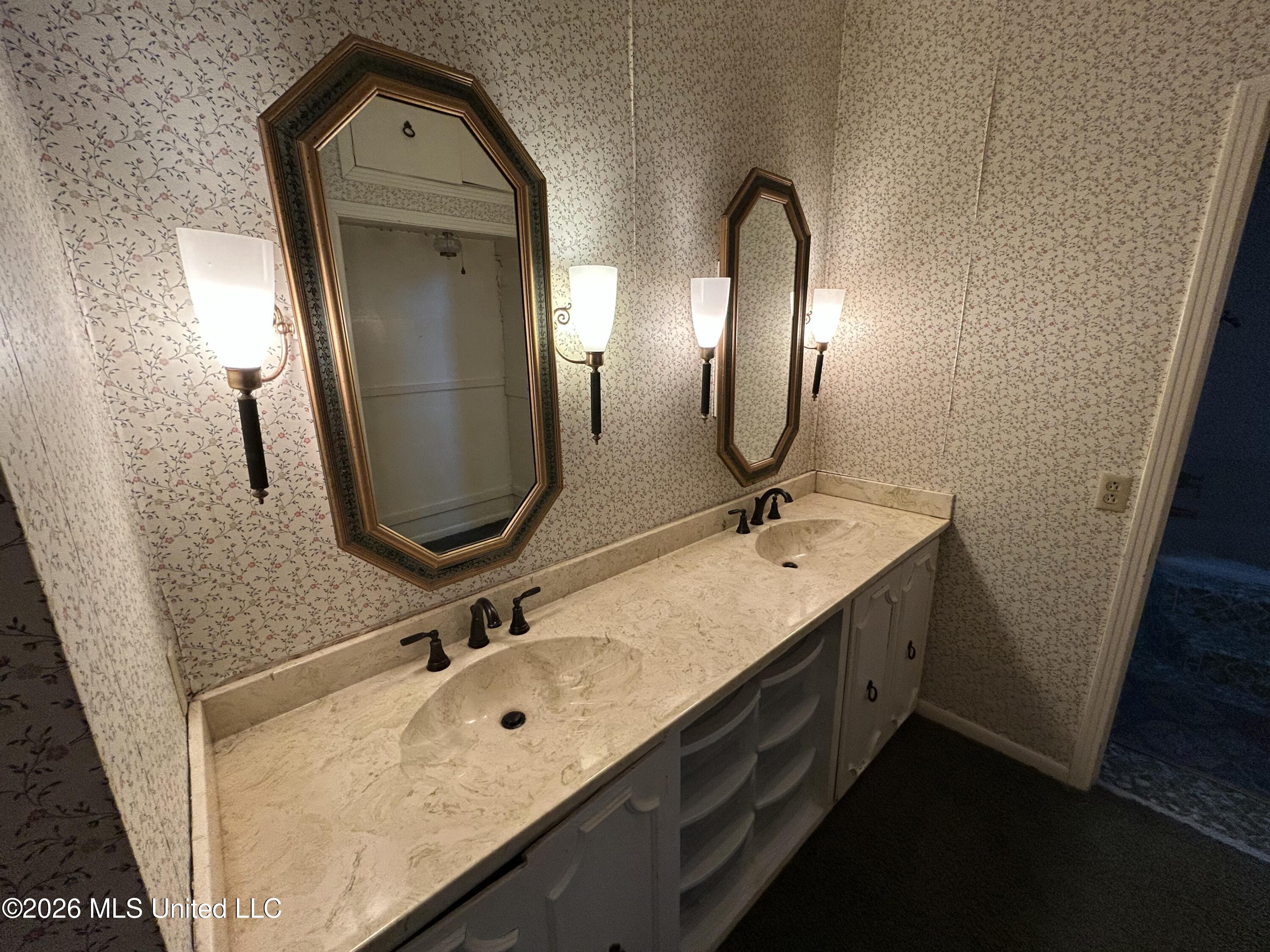 1424 E Northside Drive Property Photo 20