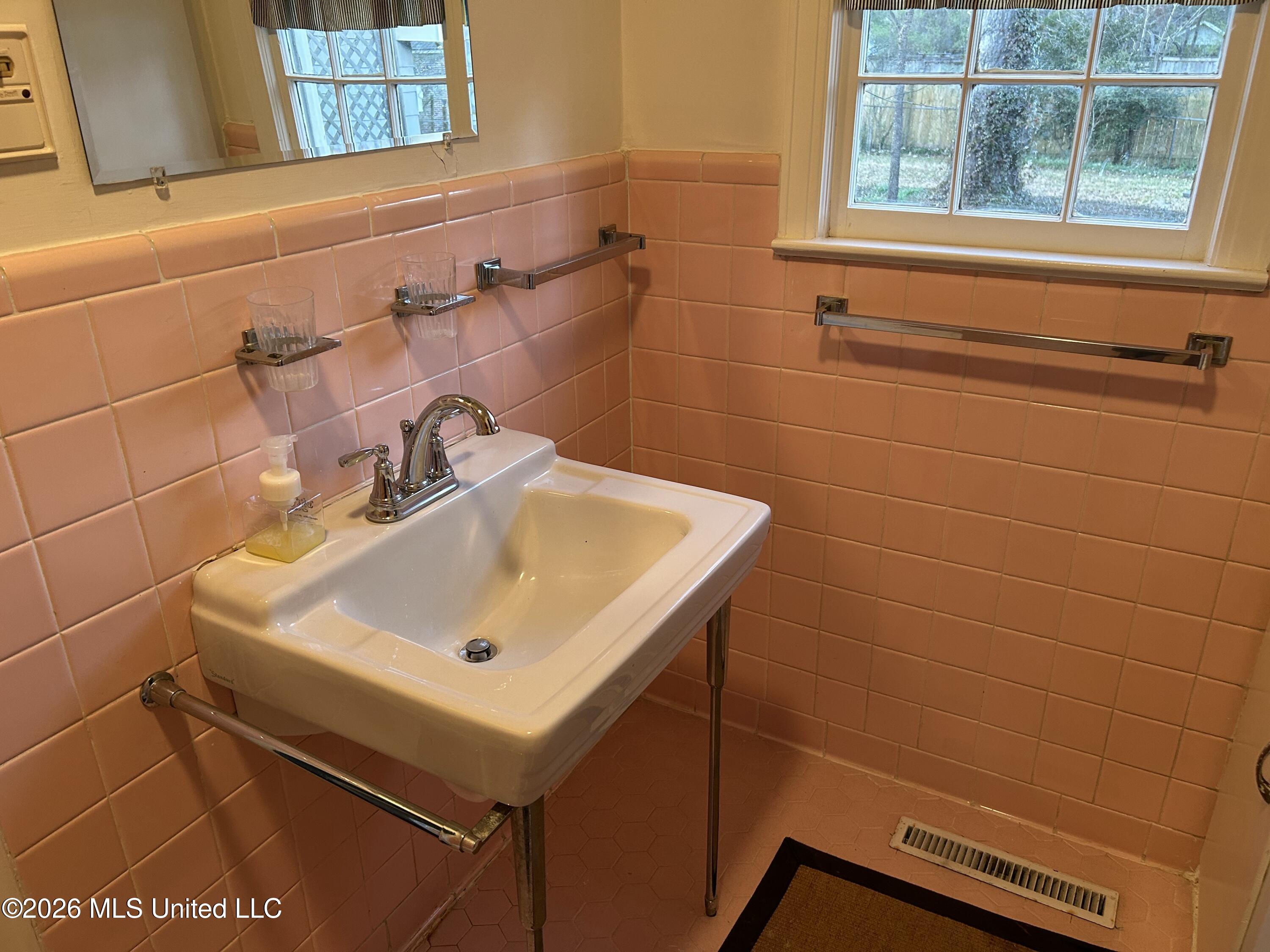 1424 E Northside Drive Property Photo 22
