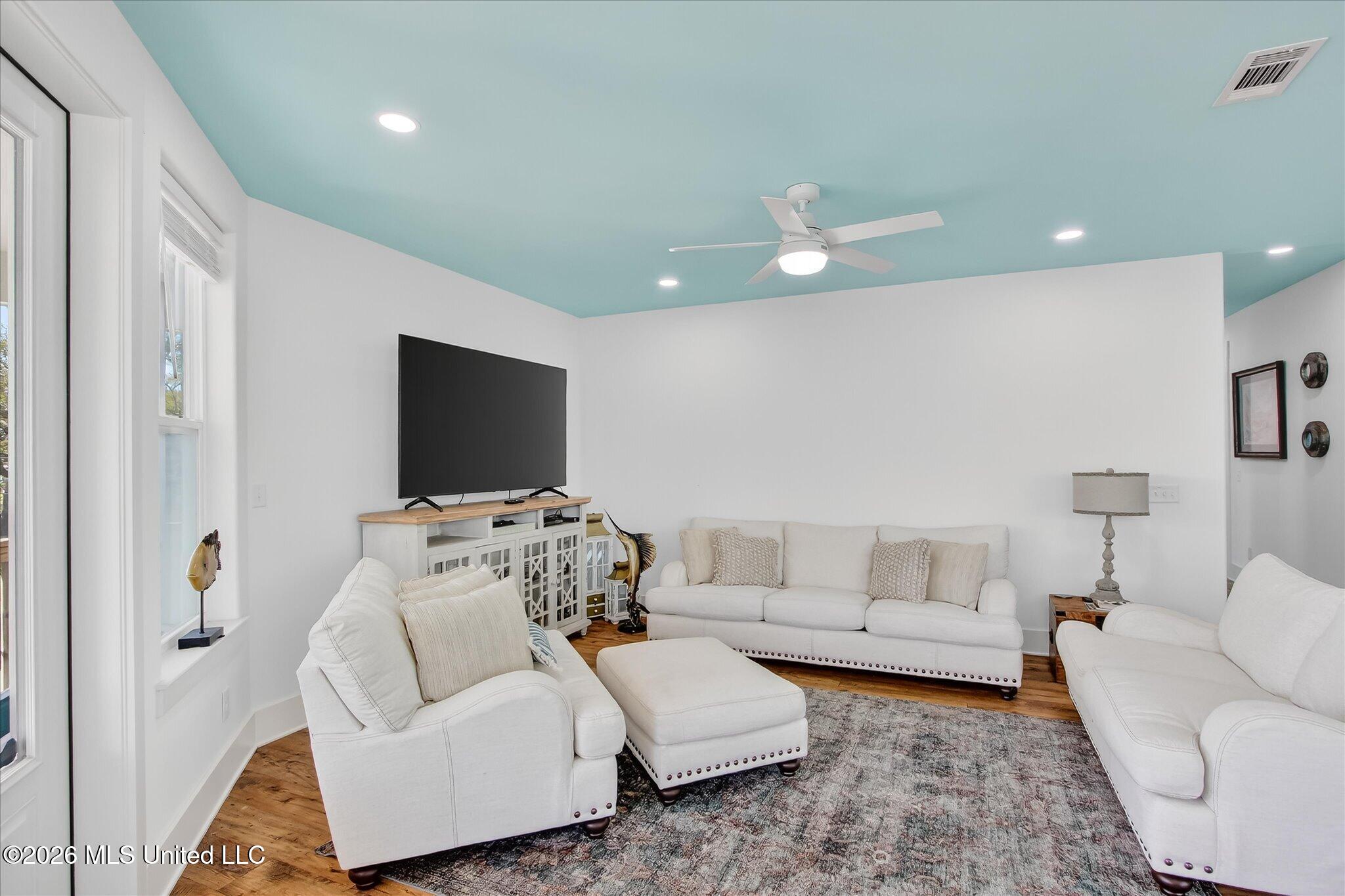 218 West Avenue Property Photo 12
