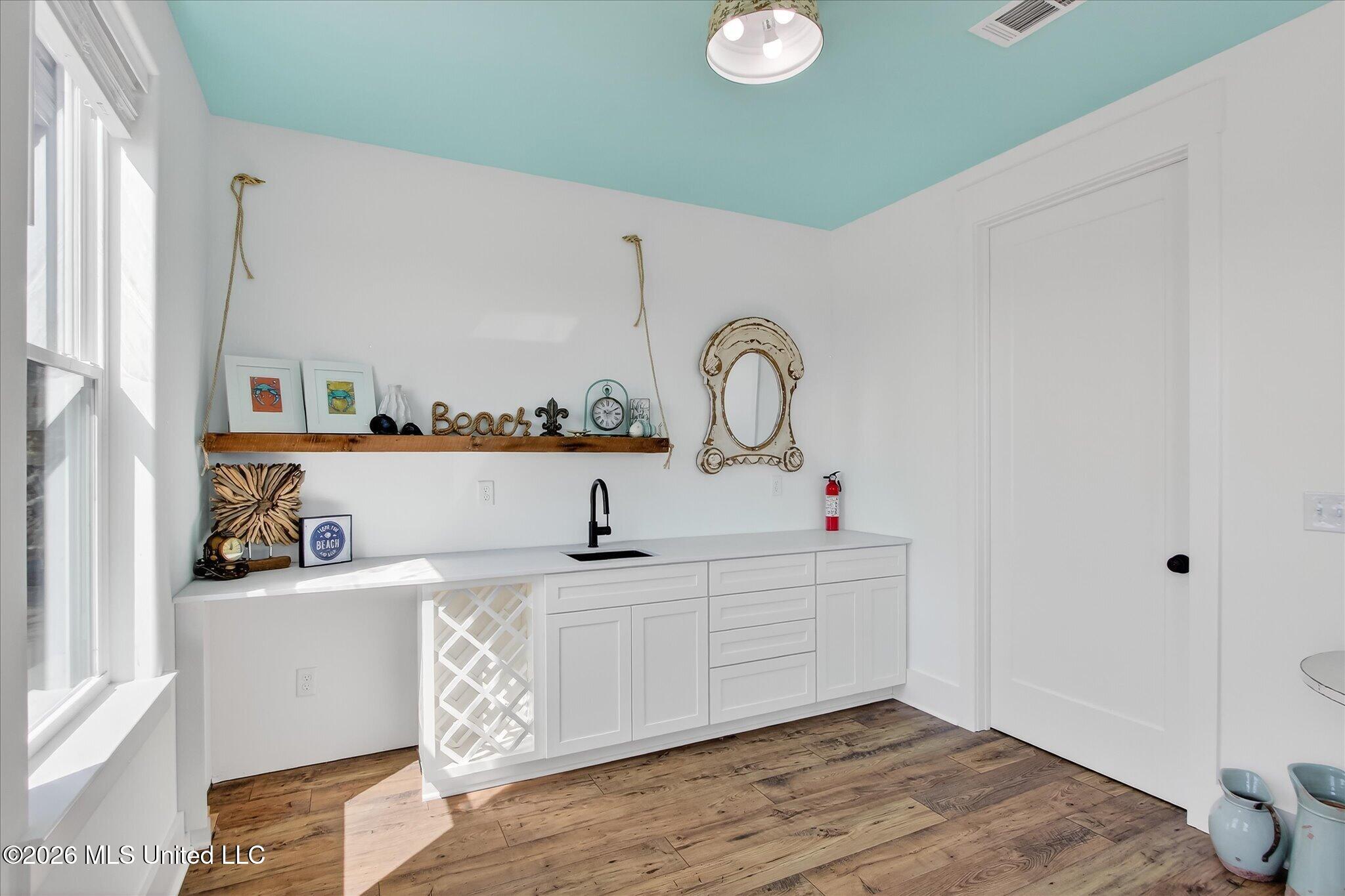 218 West Avenue Property Photo 35