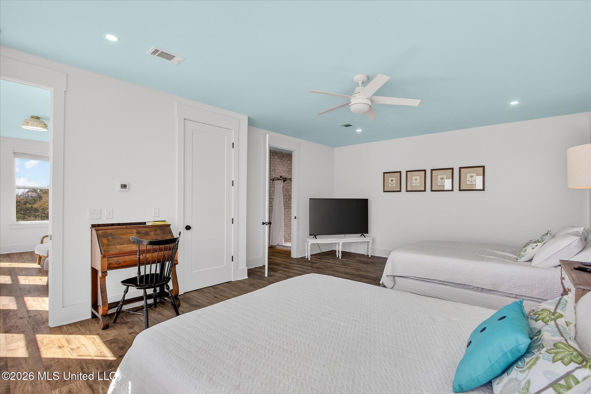 218 West Avenue Property Photo 39