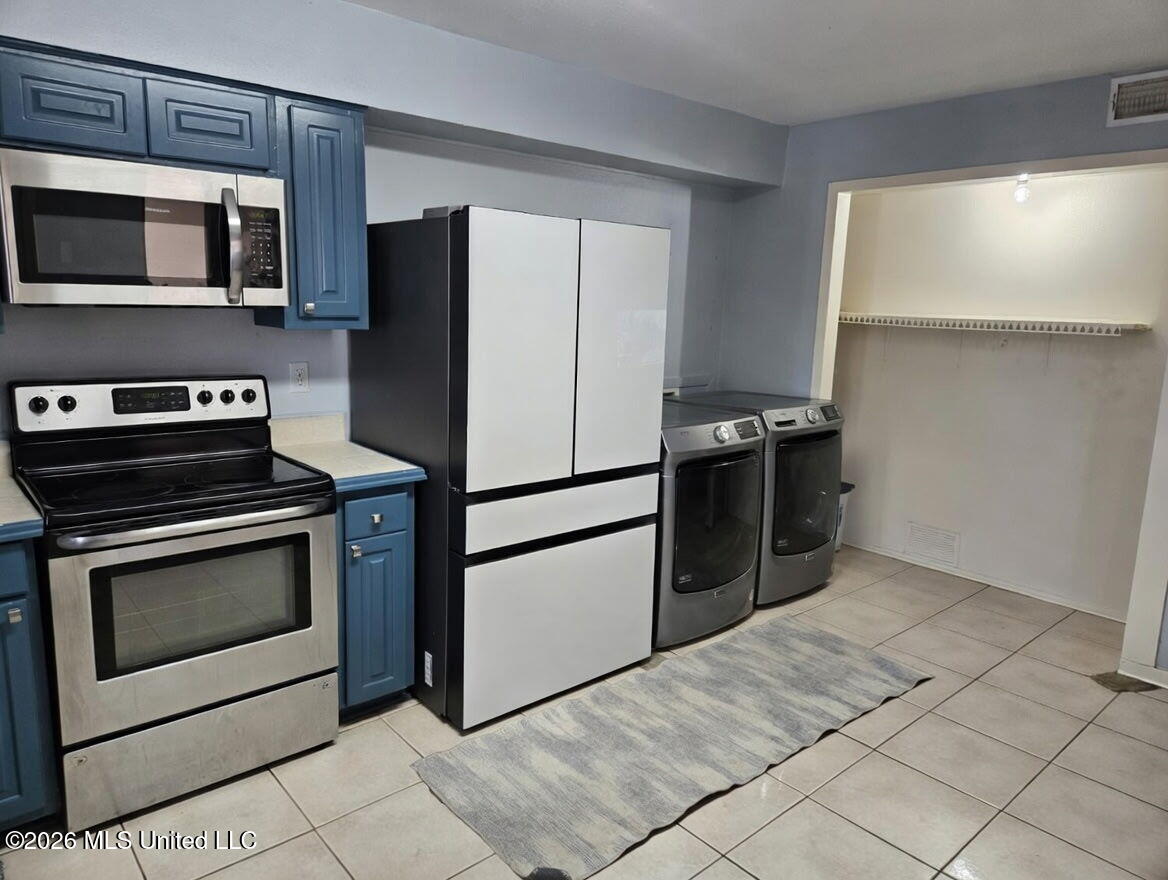 1074 Windrose Drive Property Photo 5