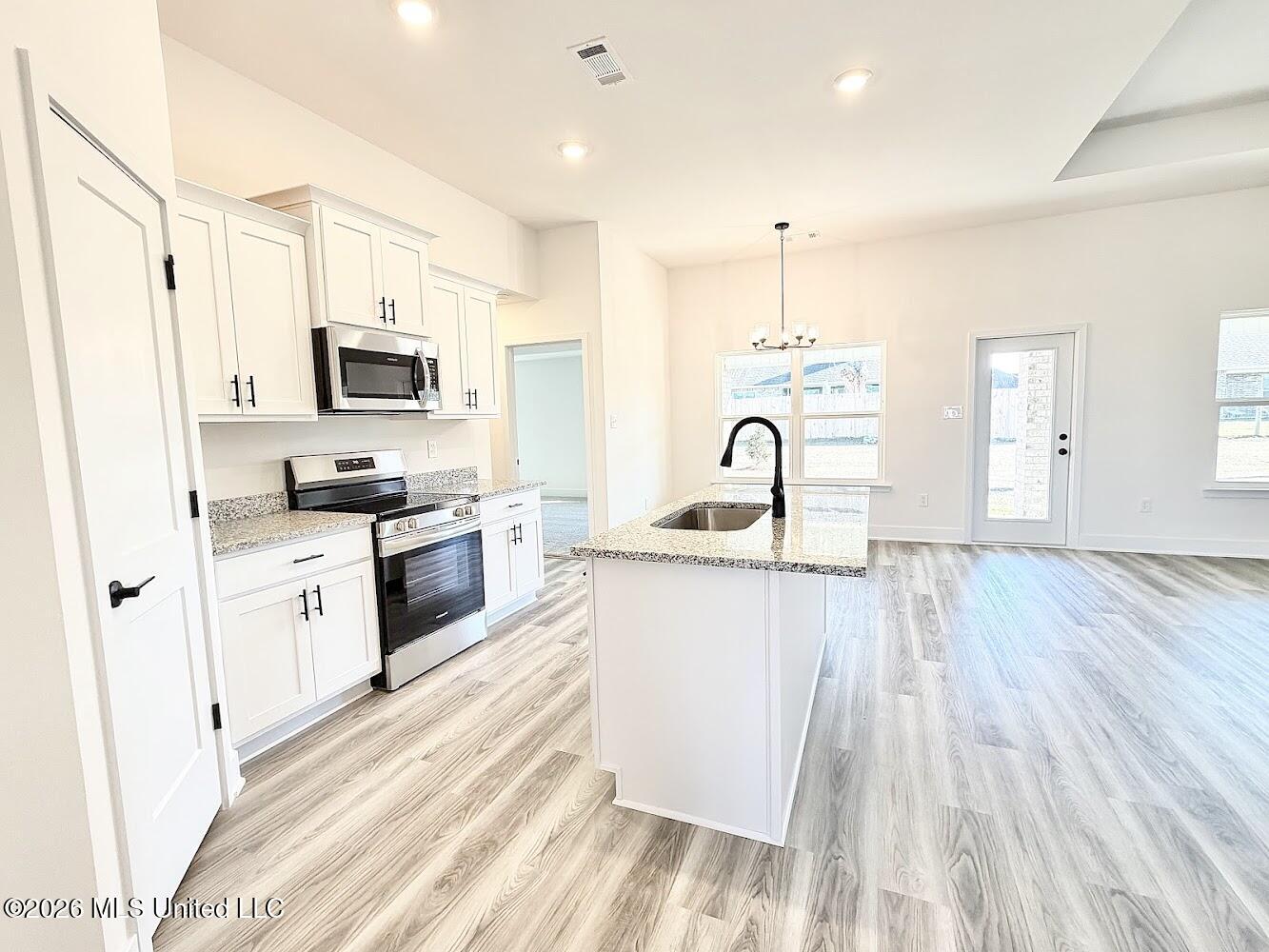 14859 Fritz Circle Property Photo 3
