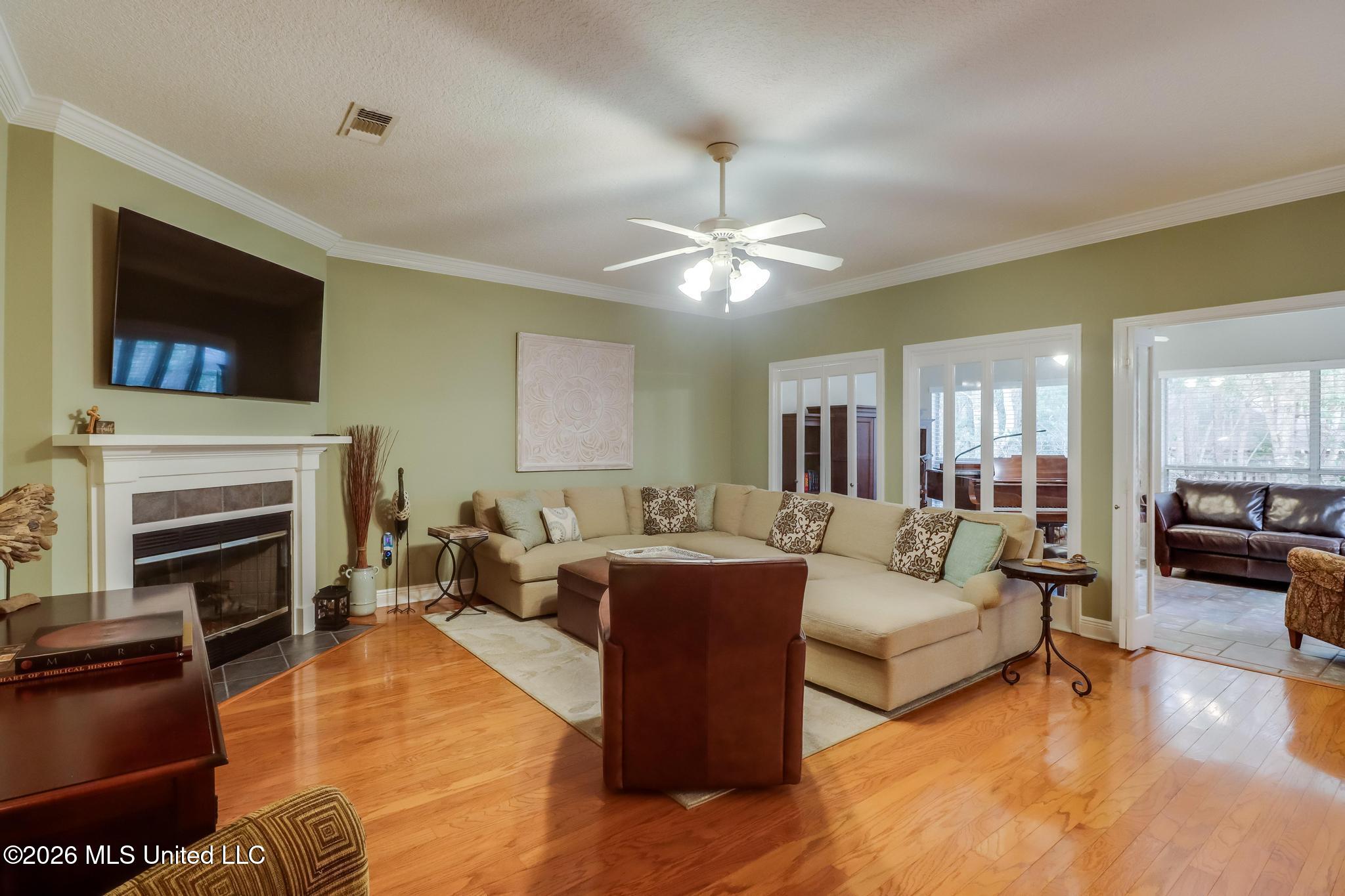 6423 Iona Street Property Photo 9