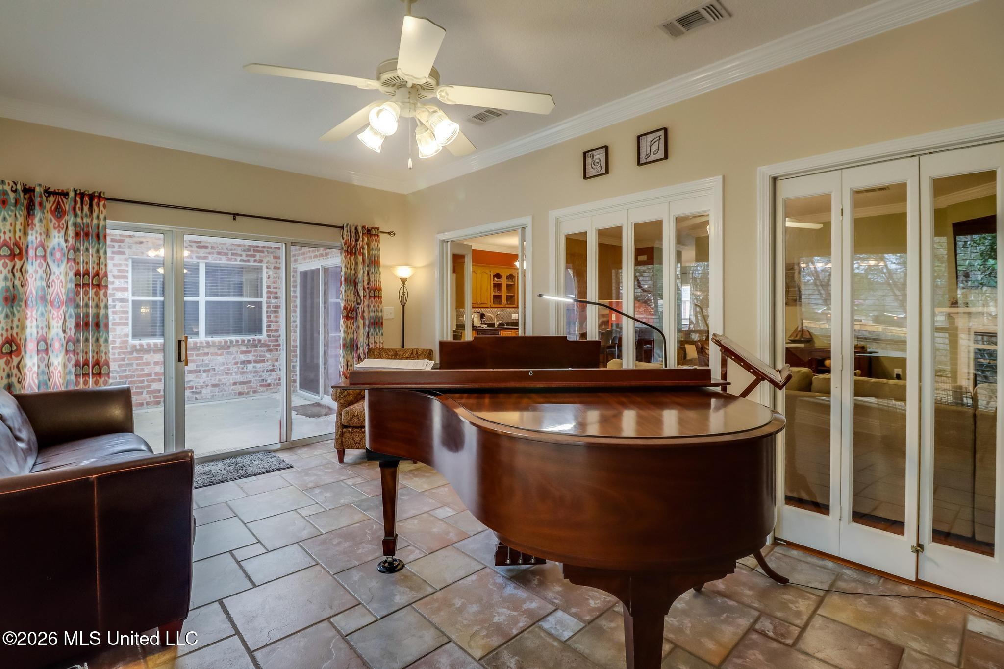 6423 Iona Street Property Photo 11
