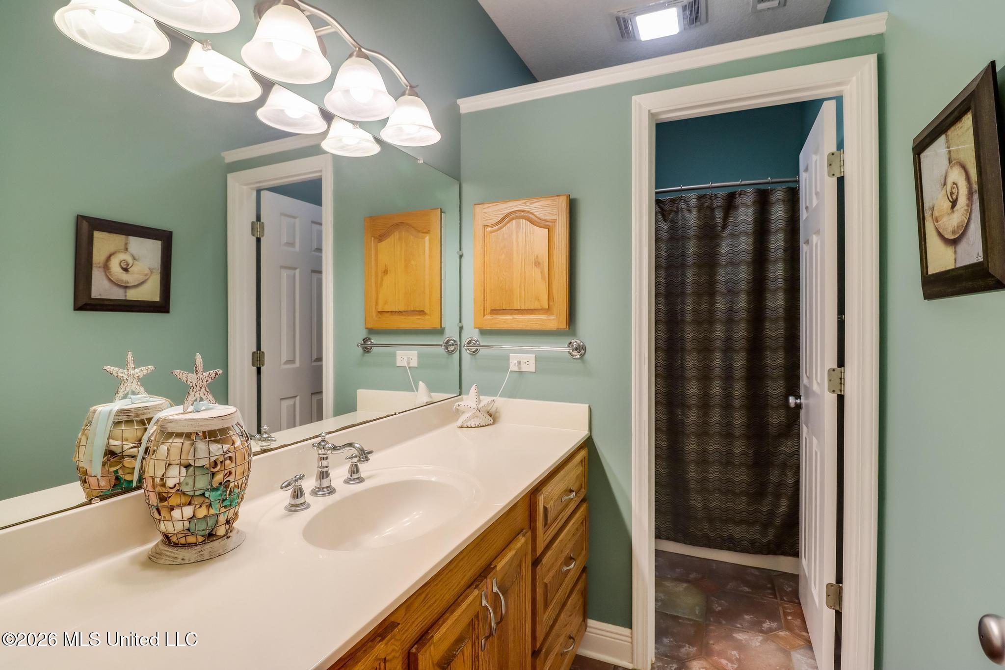 6423 Iona Street Property Photo 23