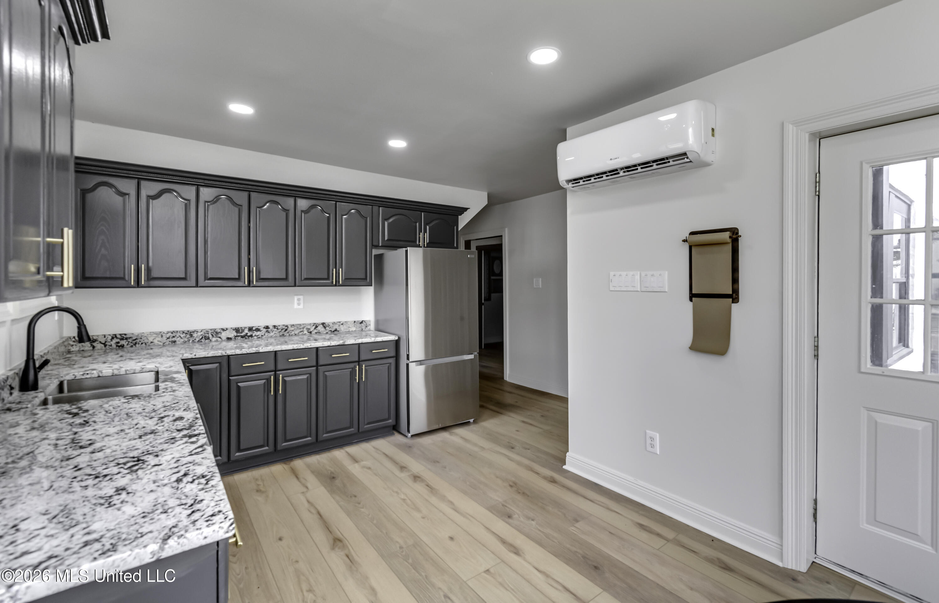 105 N College Street Property Photo 7