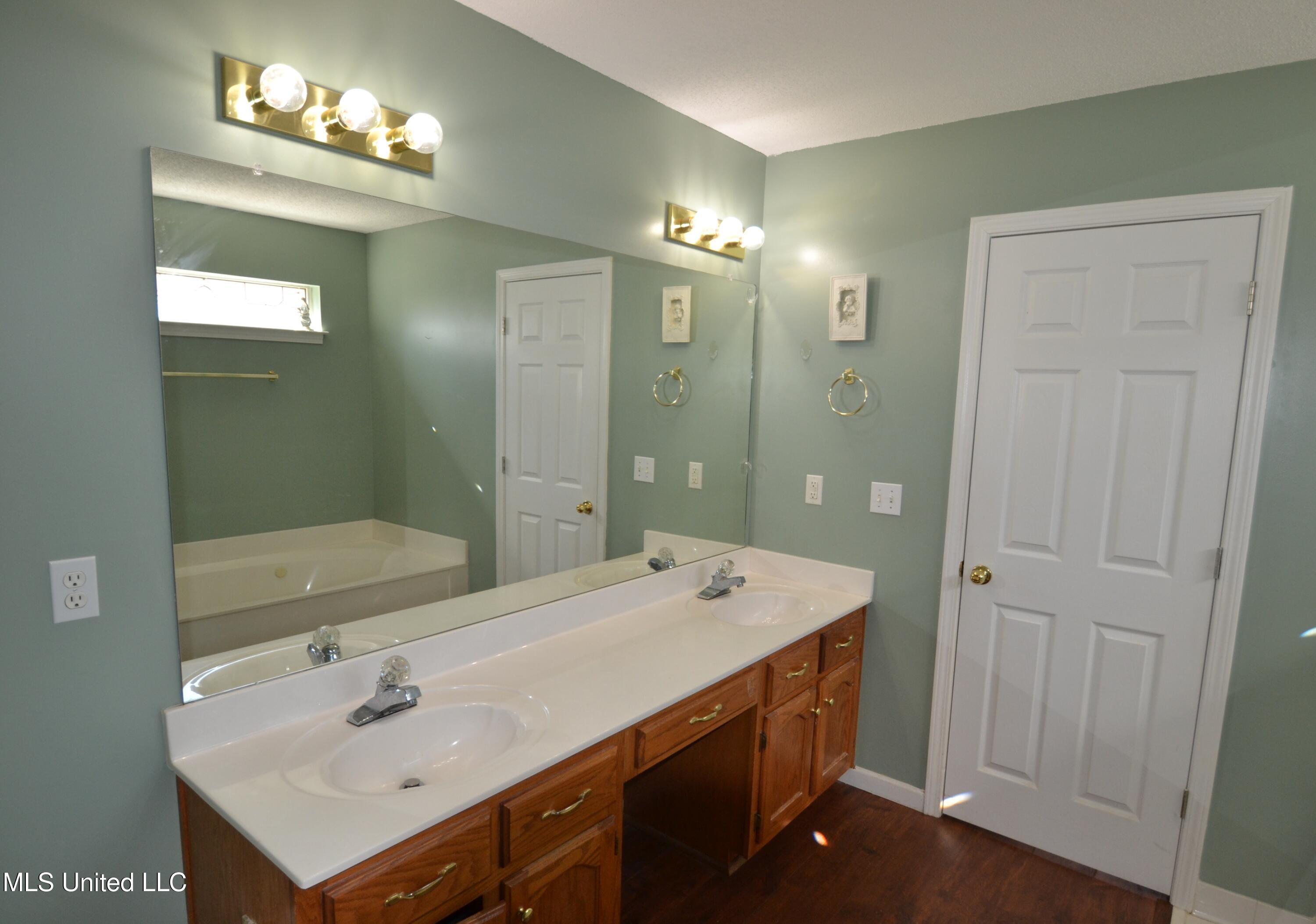 7423 Bridle Cove Property Photo 18