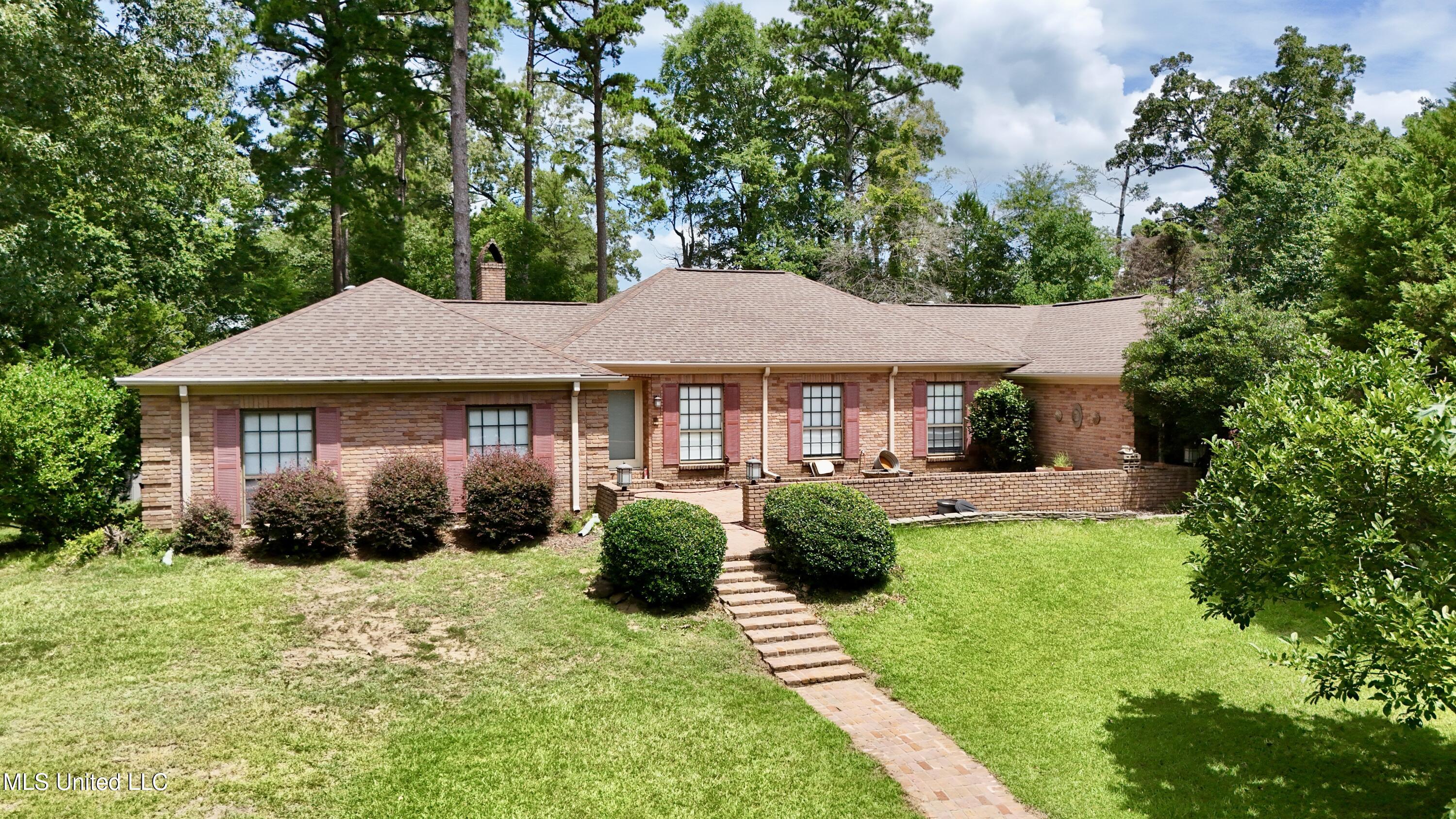 307 Longwood Drive Property Photo 1