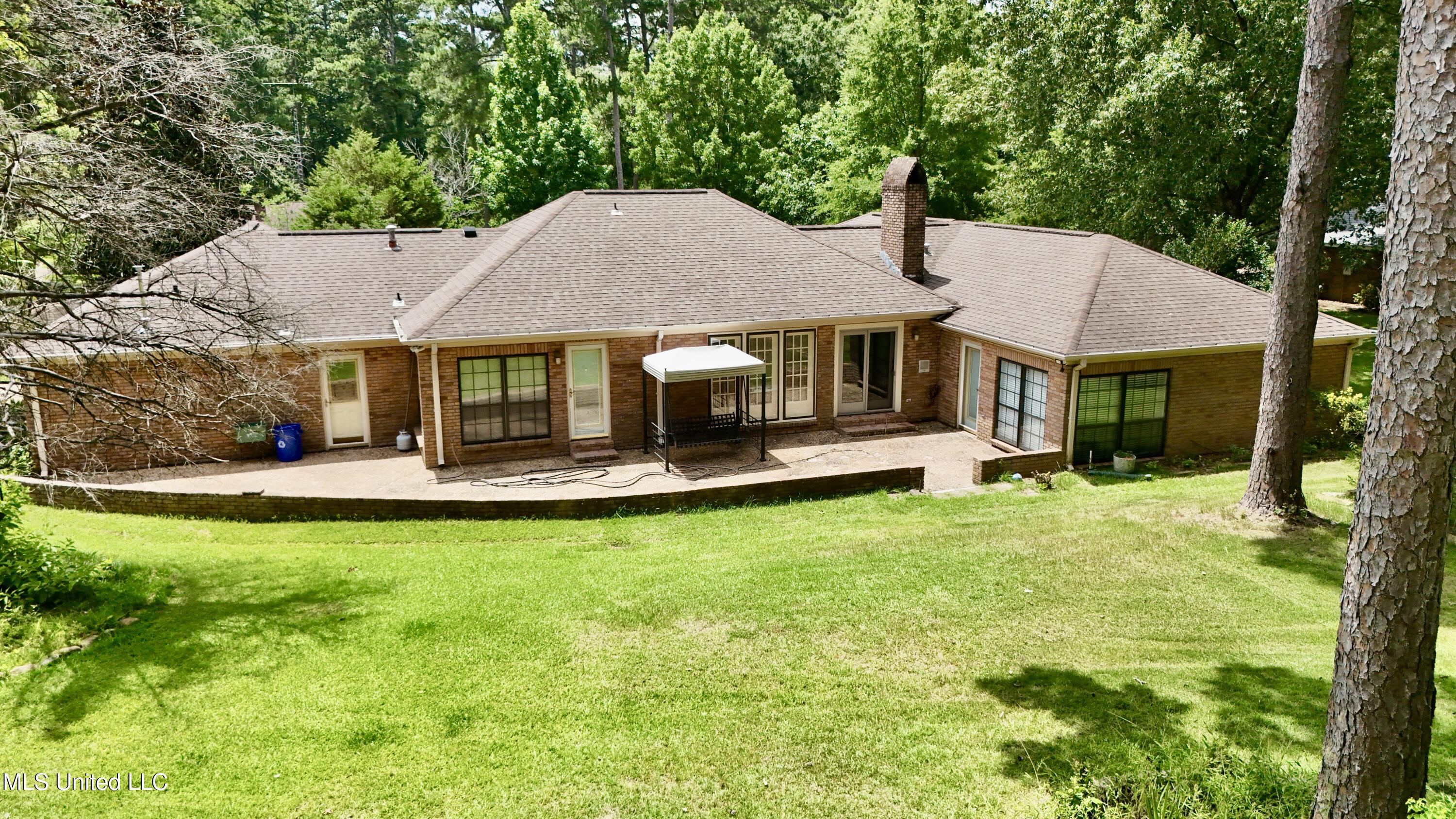 307 Longwood Drive Property Photo 2