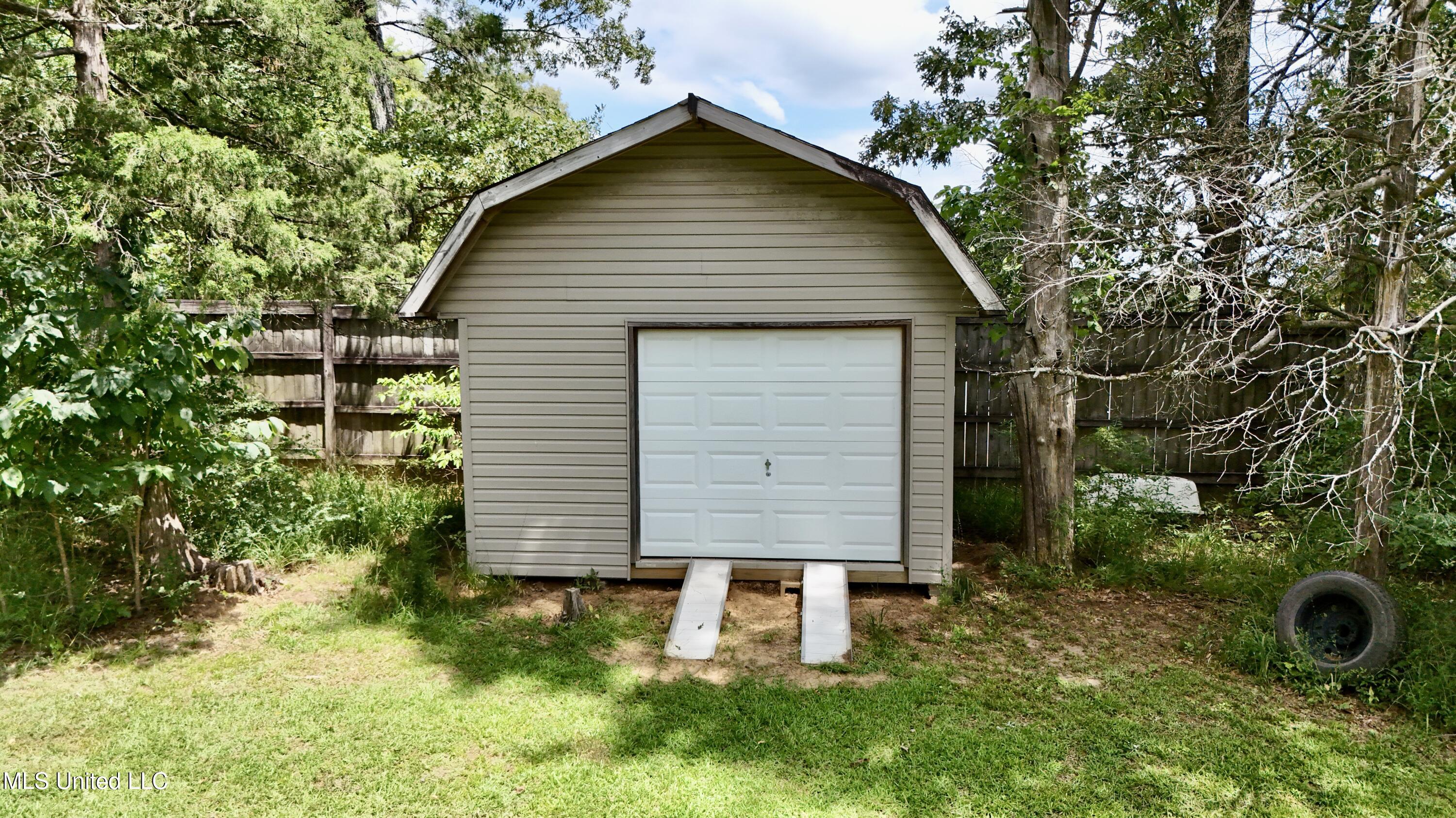 307 Longwood Drive Property Photo 3
