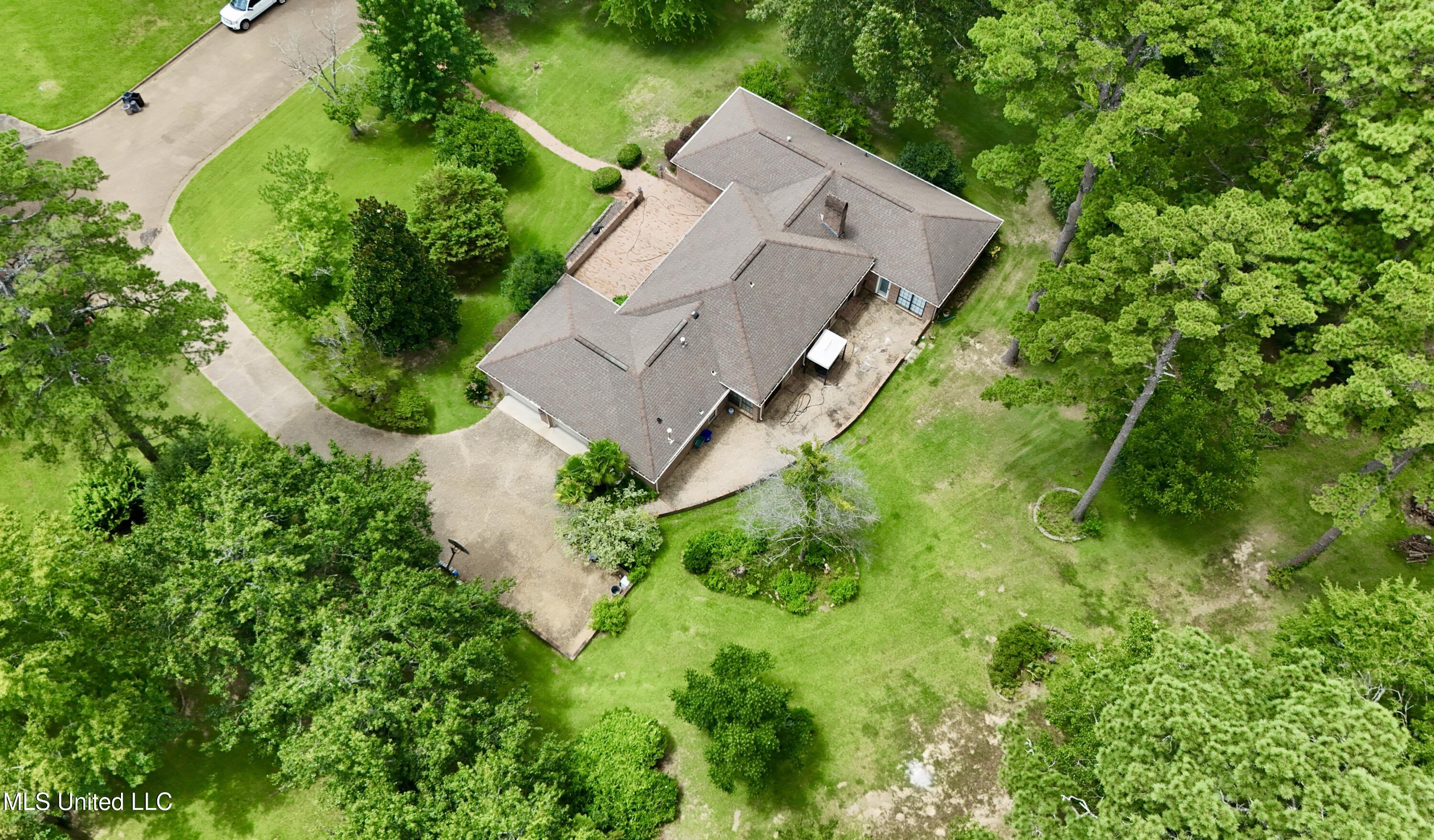 307 Longwood Drive Property Photo 4