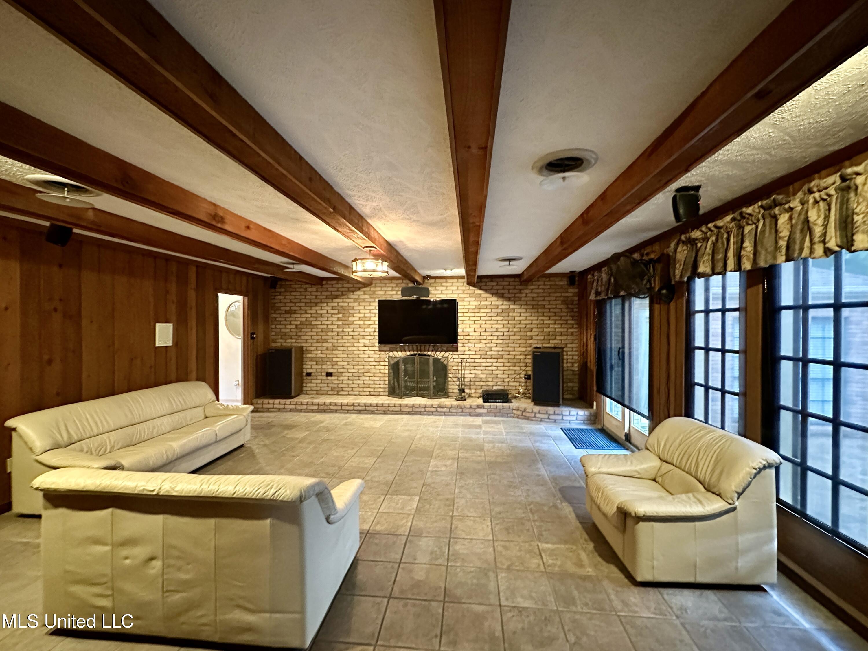 307 Longwood Drive Property Photo 14