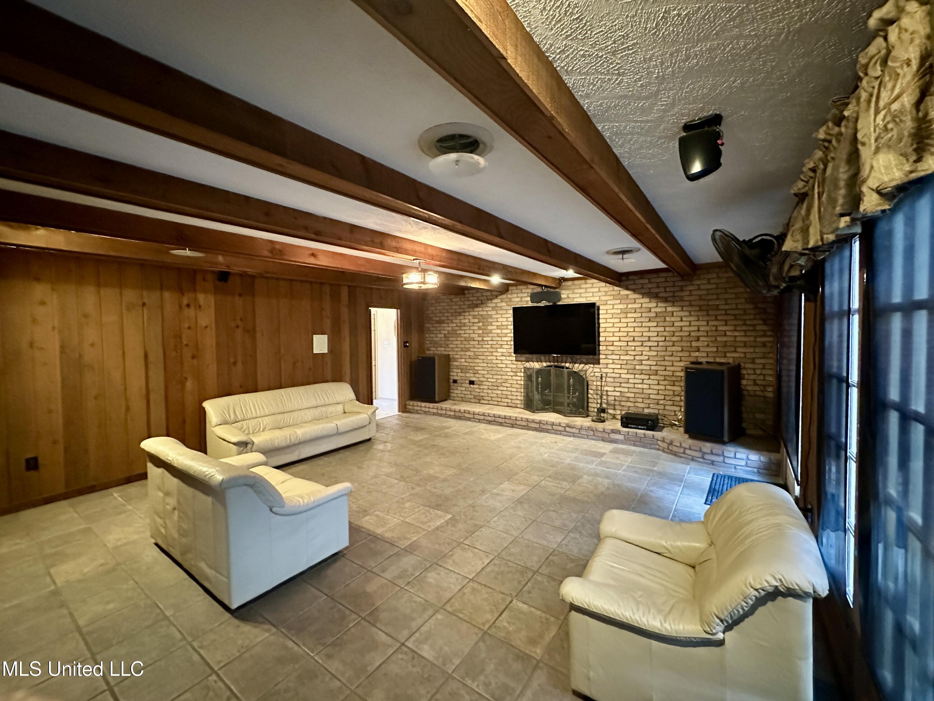 307 Longwood Drive Property Photo 15