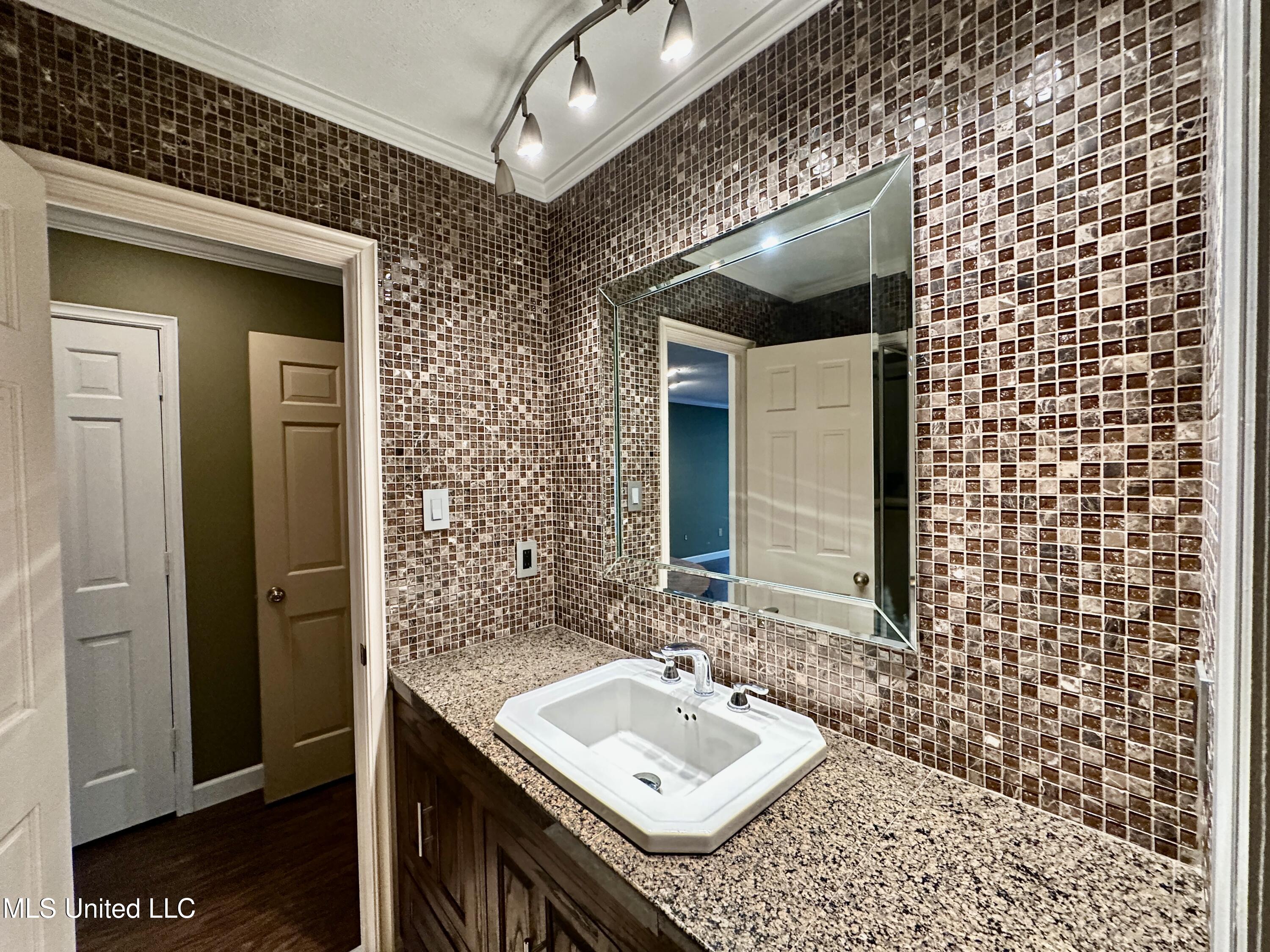 307 Longwood Drive Property Photo 16