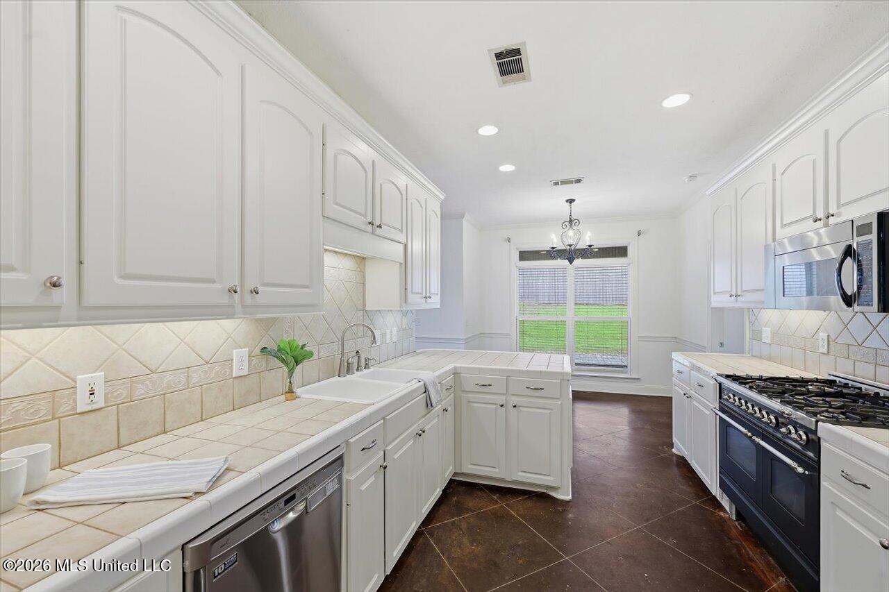 105 Oak Meadow Drive Property Photo 8