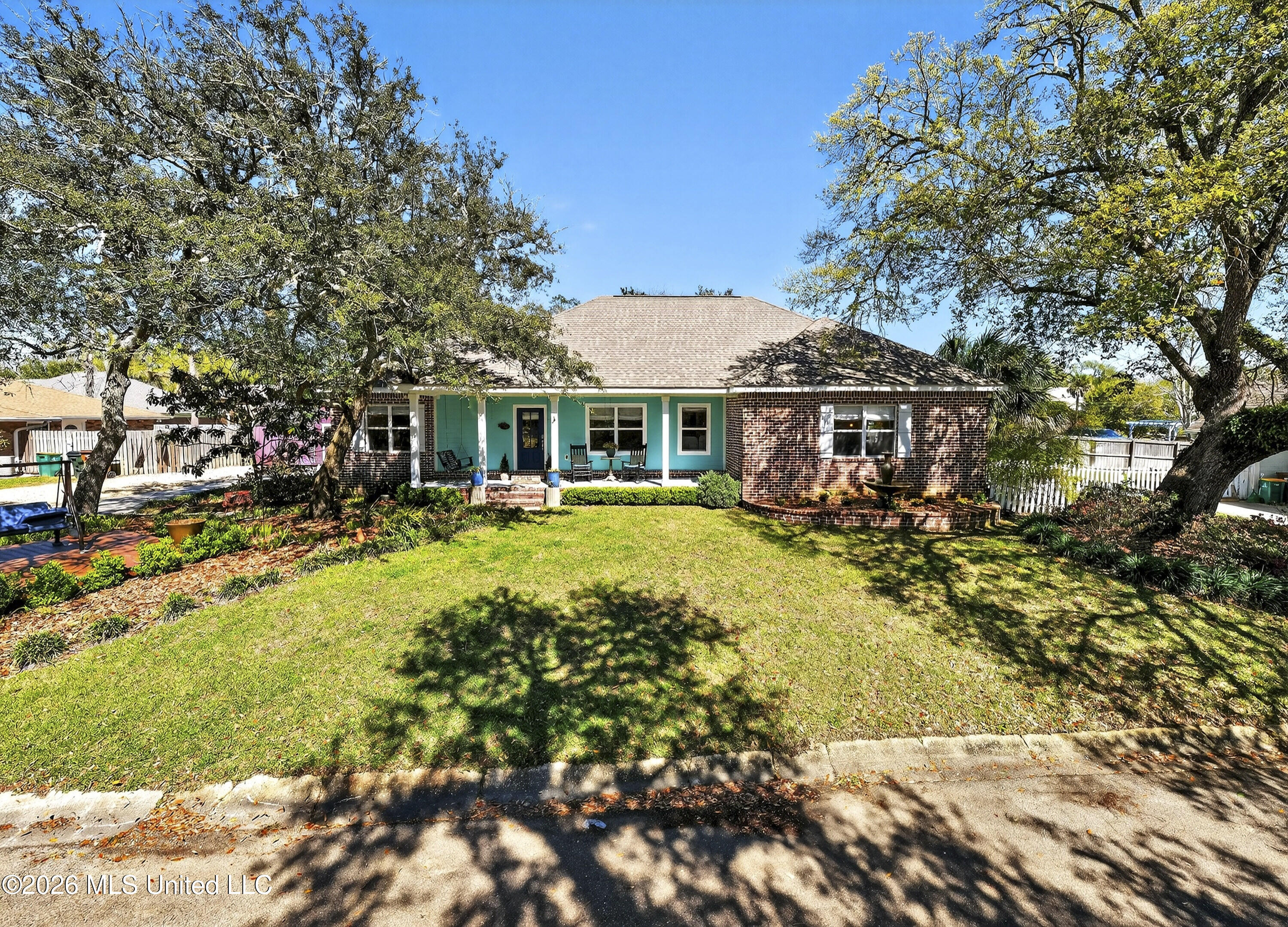 109 E Azalea Drive Property Photo 2