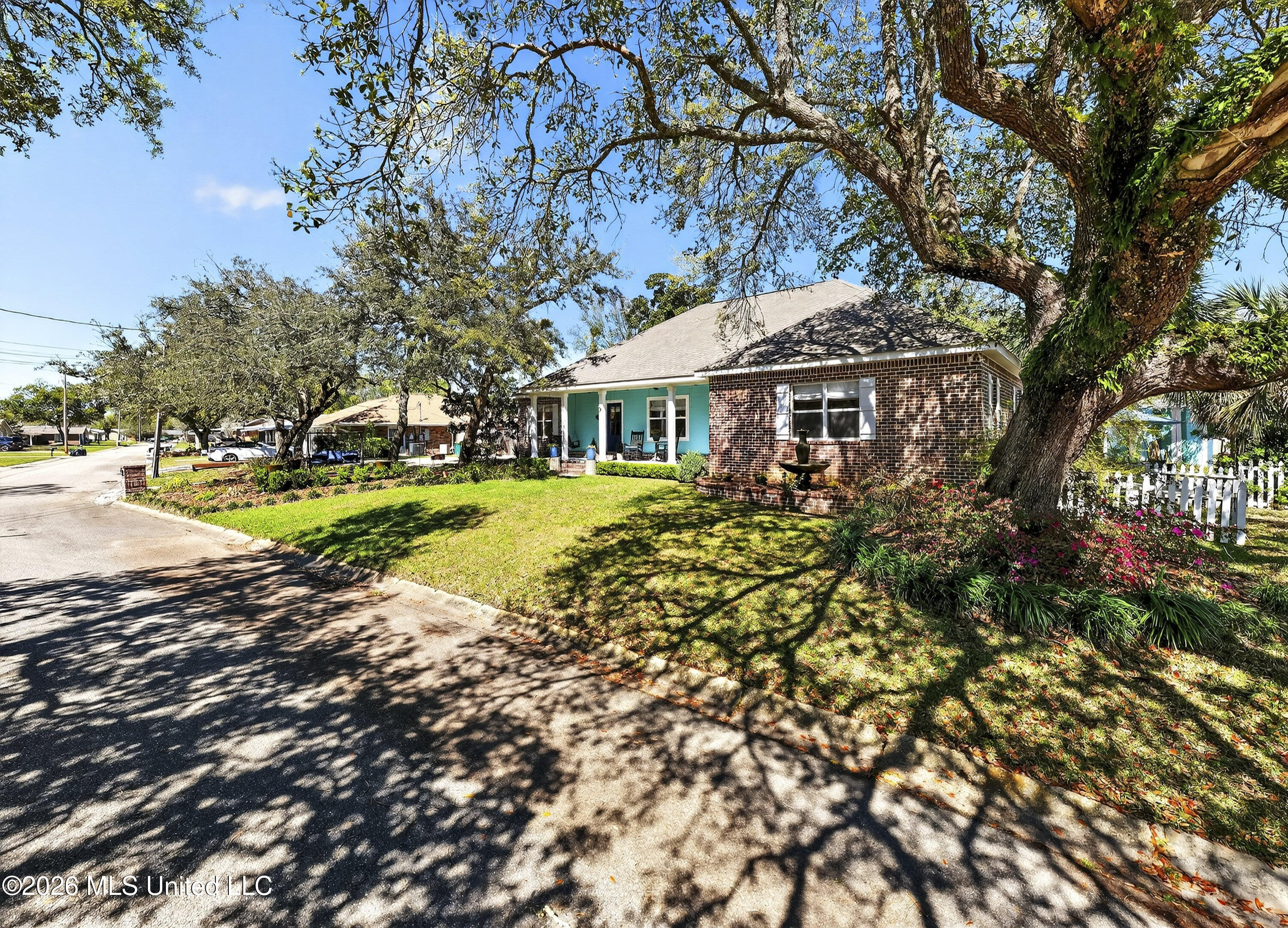 109 E Azalea Drive Property Photo 3