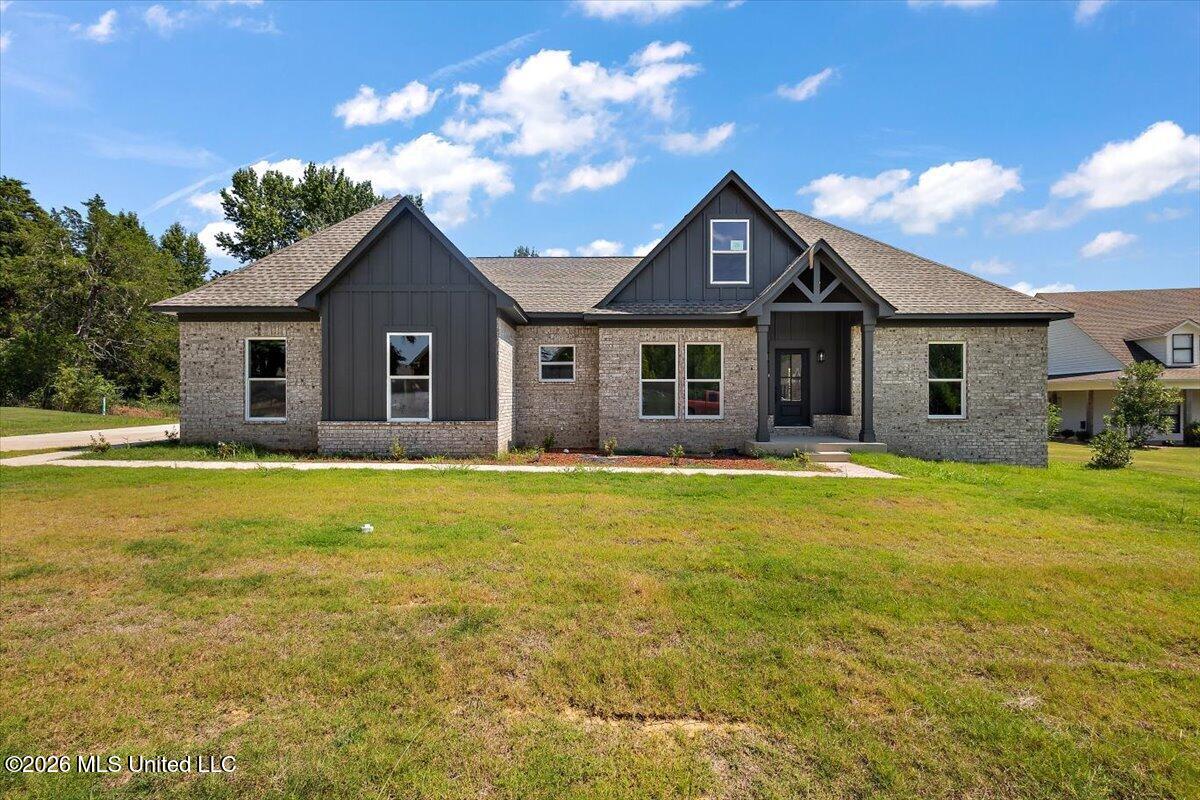 111 Carolina Circle Property Photo 1