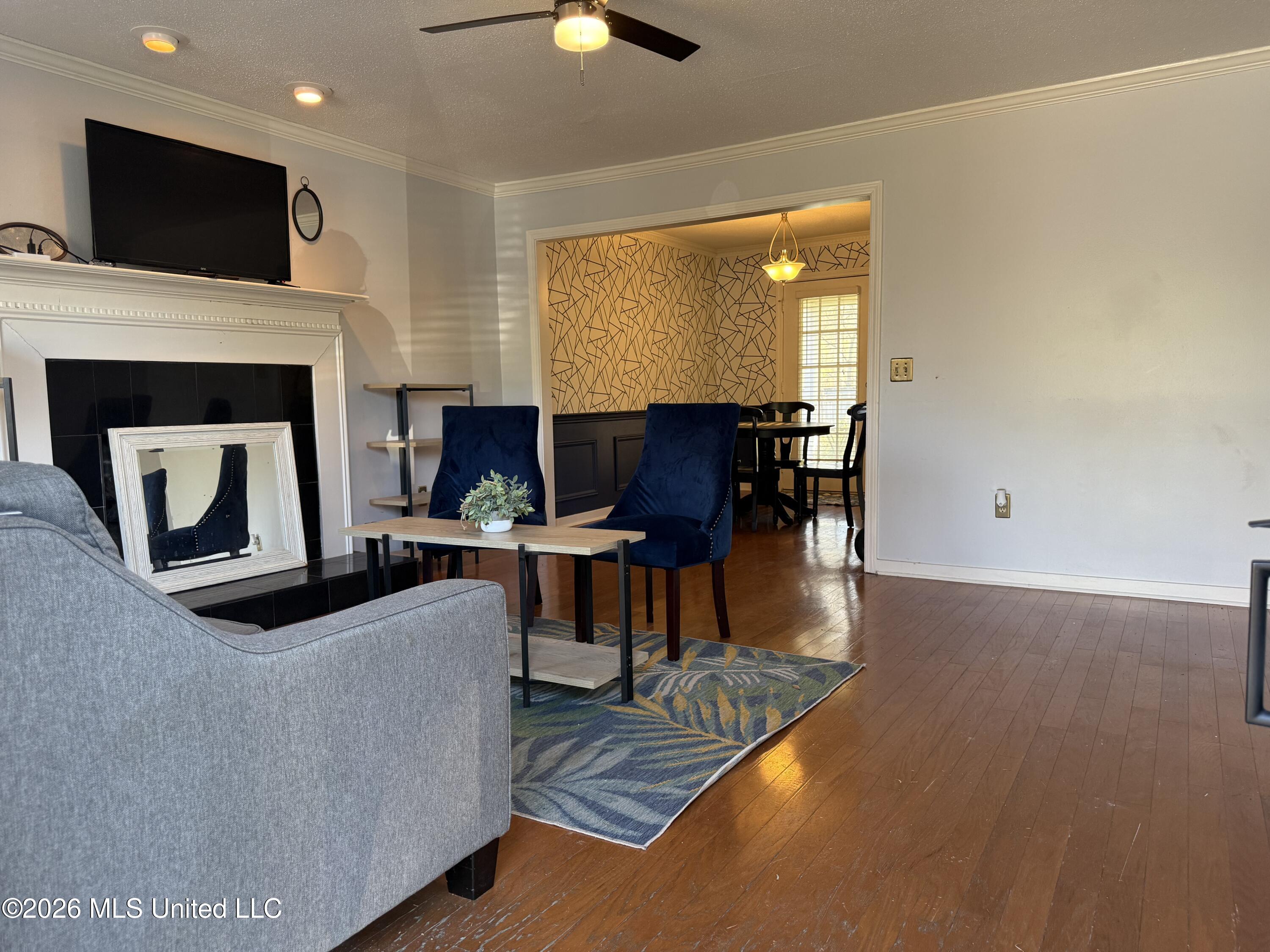 2443 River Oaks Boulevard Property Photo 2