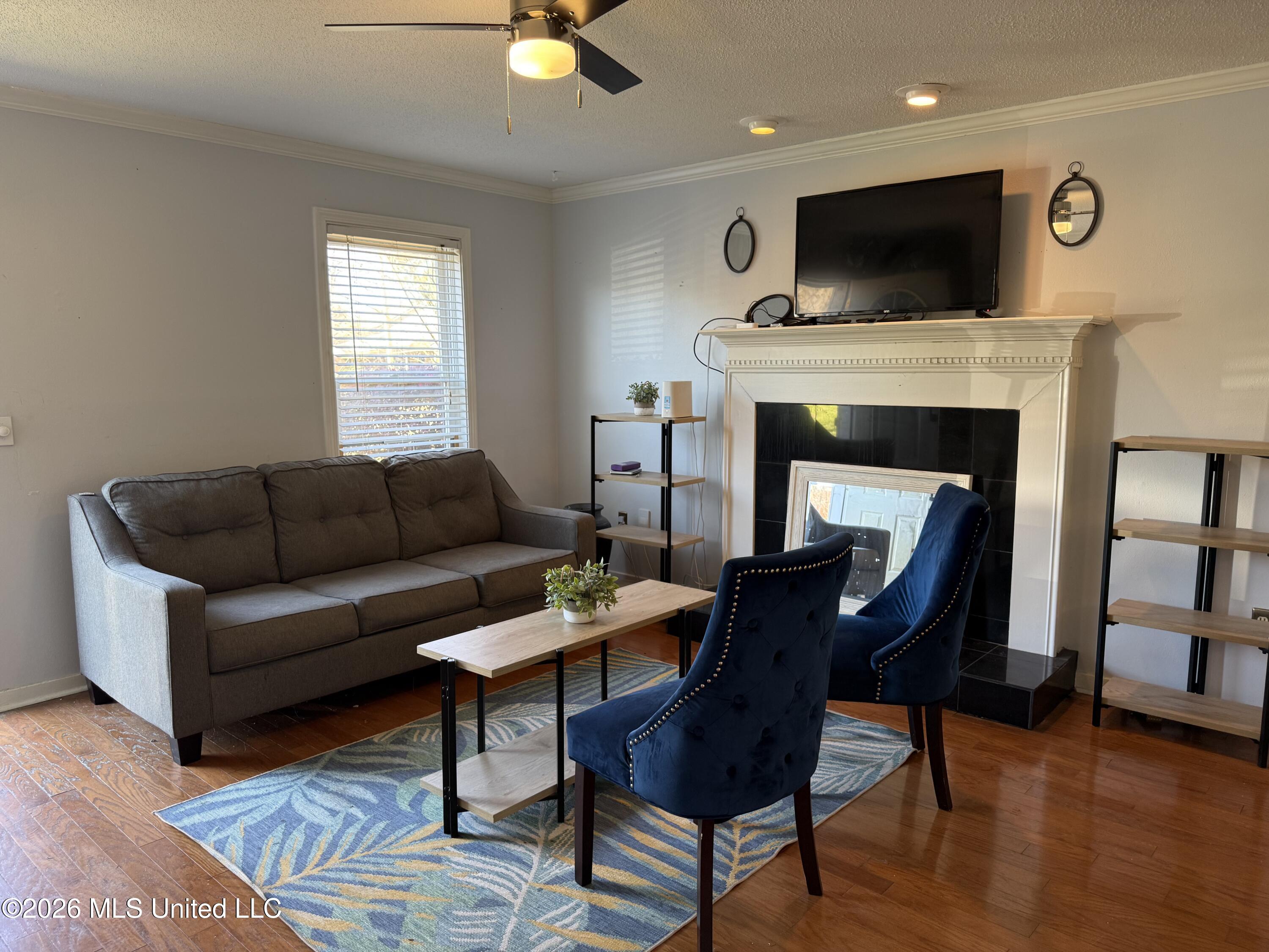 2443 River Oaks Boulevard Property Photo 3