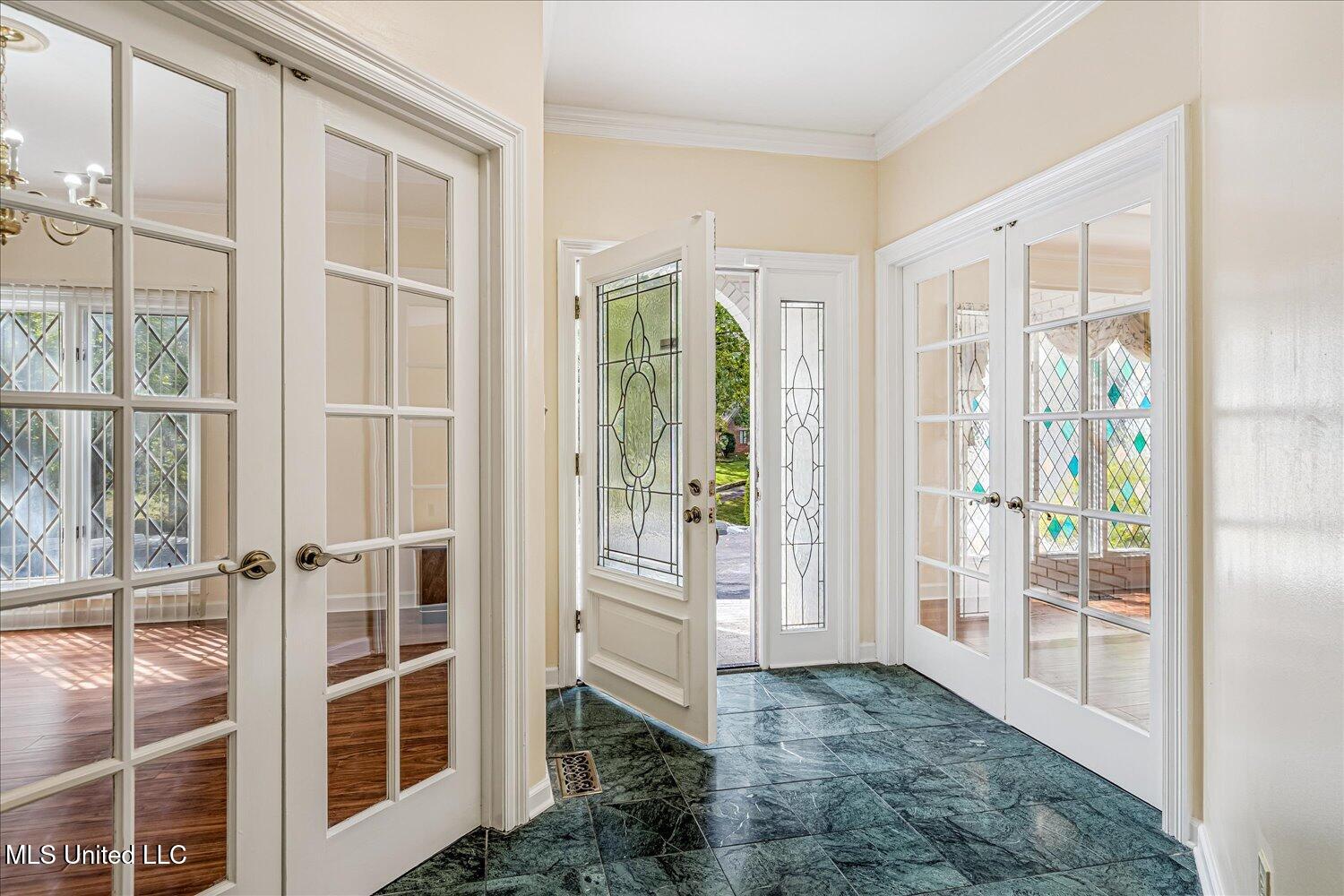 1590 Epping Forest Drive Property Photo 3