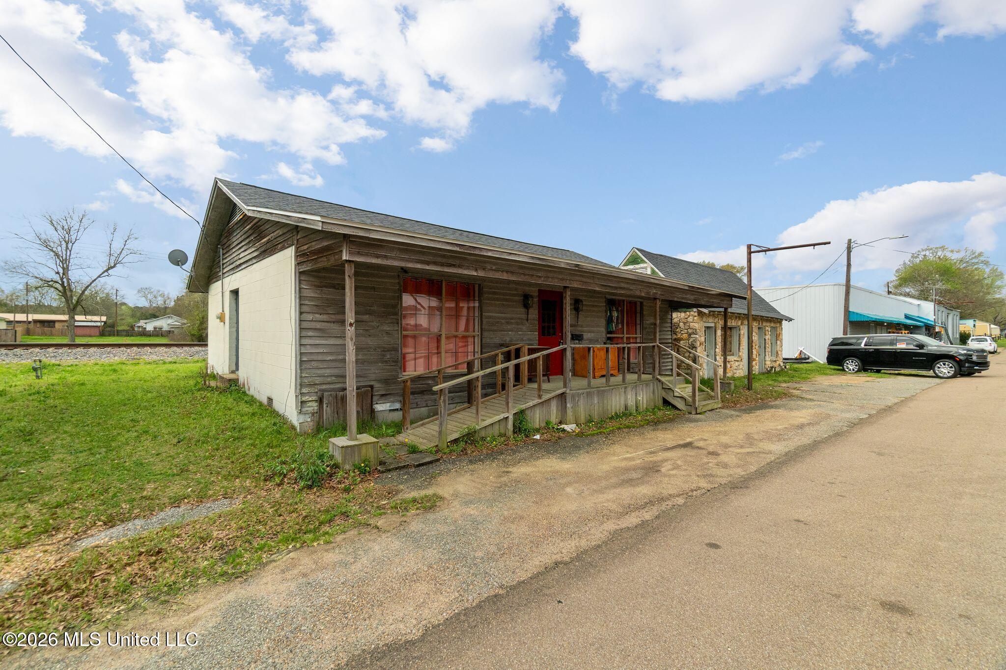 1629 Simpson Highway 149 Property Photo 2