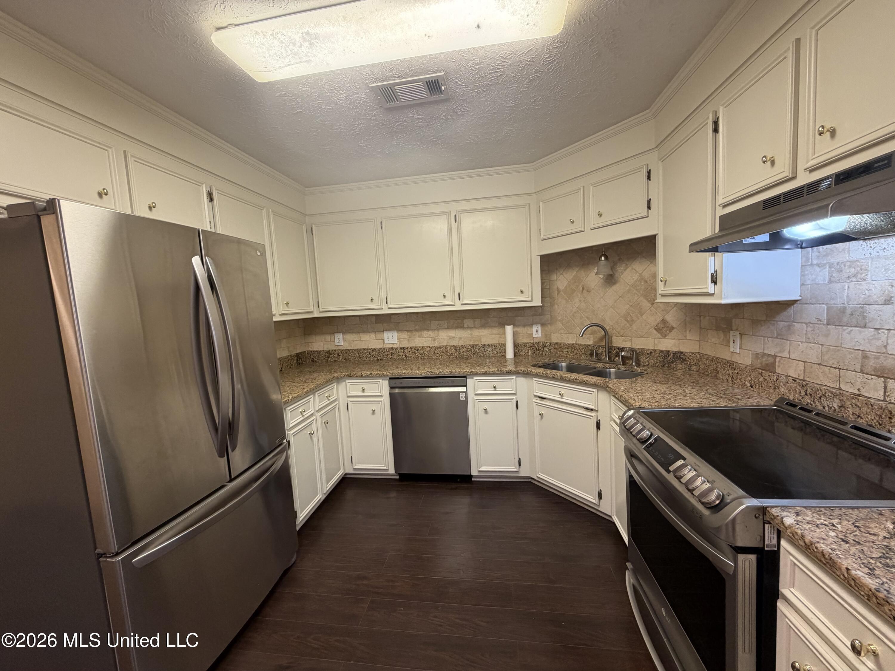 490 Brookstone Drive Property Photo 16