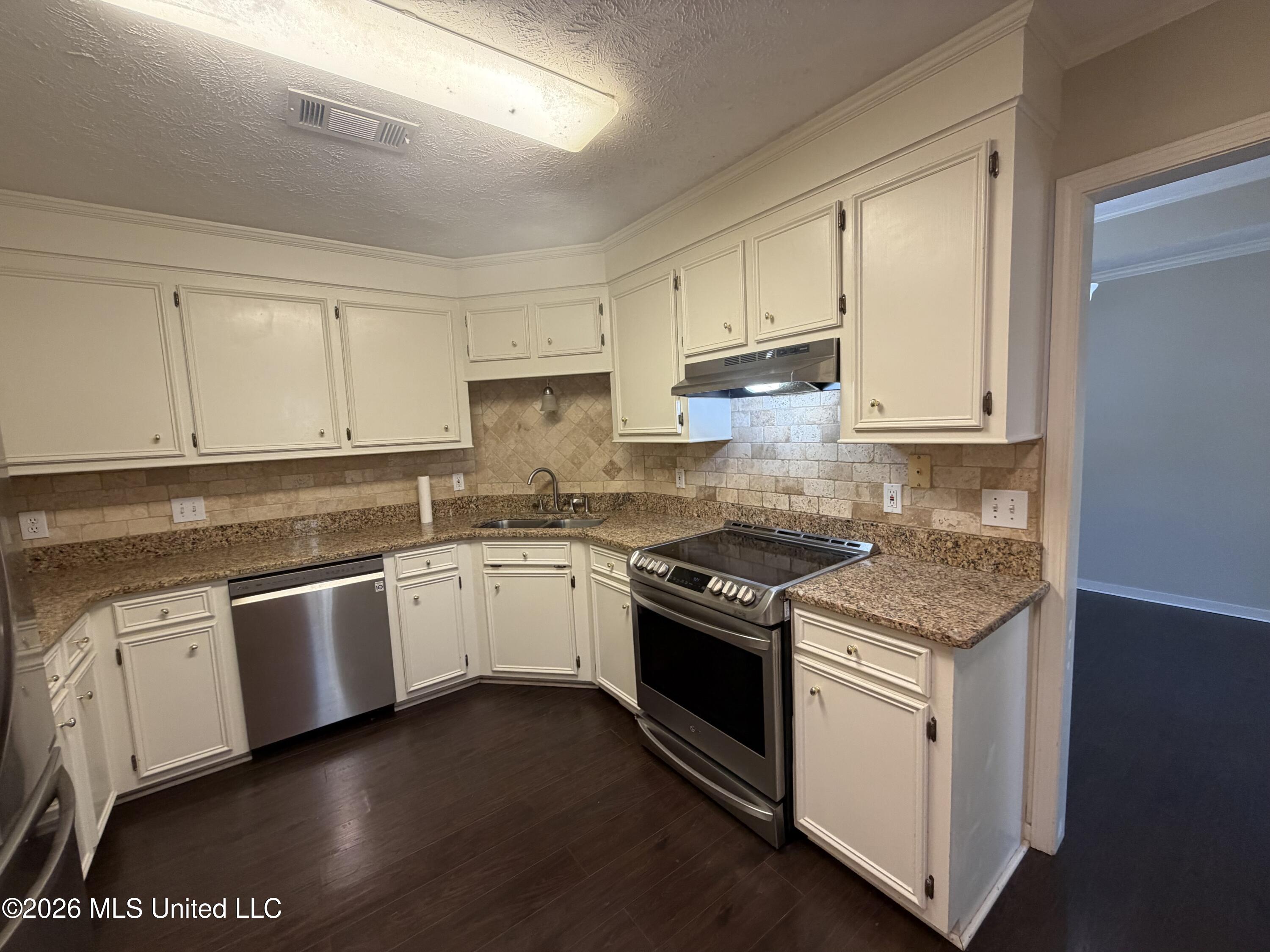 490 Brookstone Drive Property Photo 17