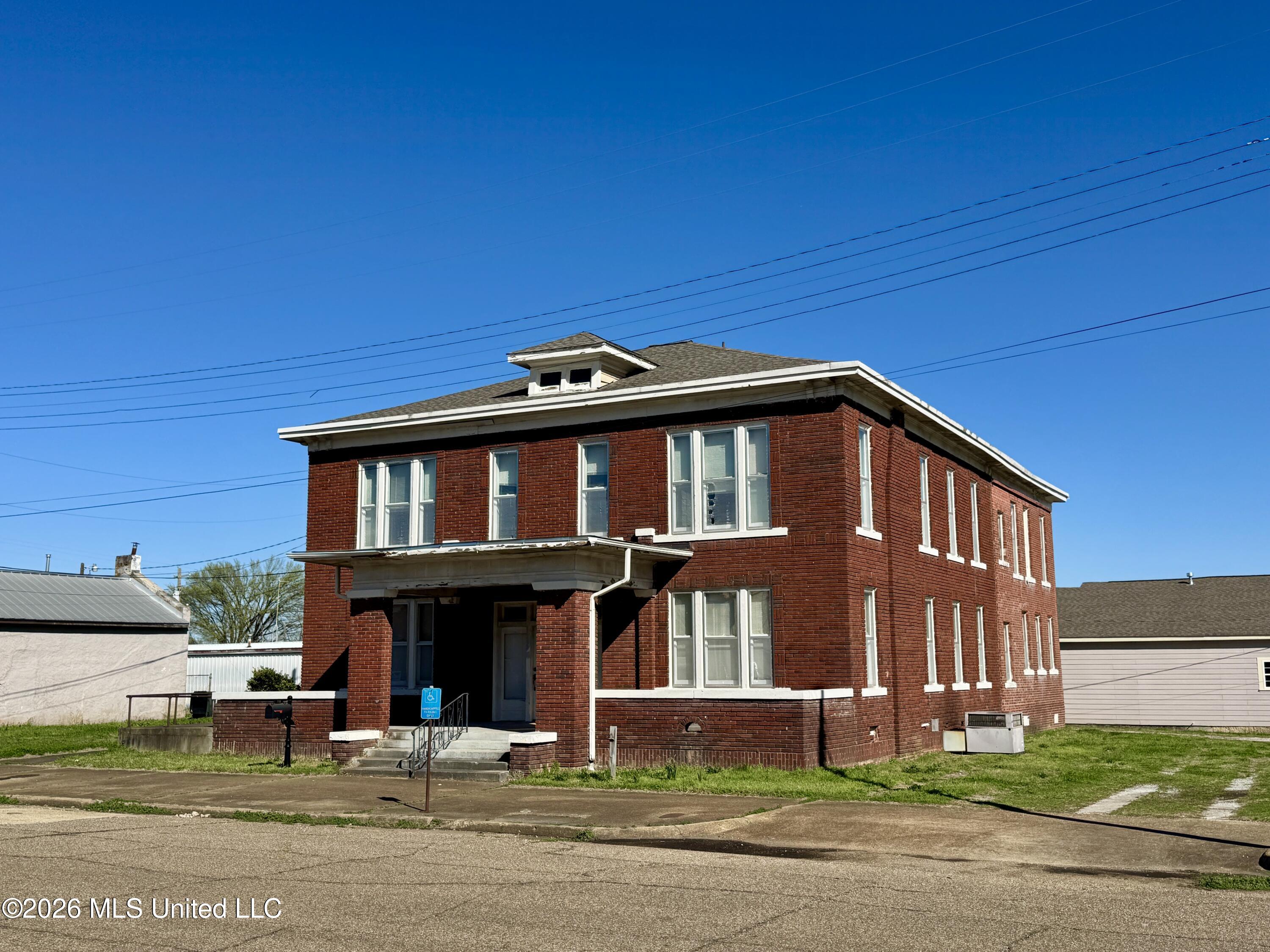 158 E College Avenue Property Photo 2