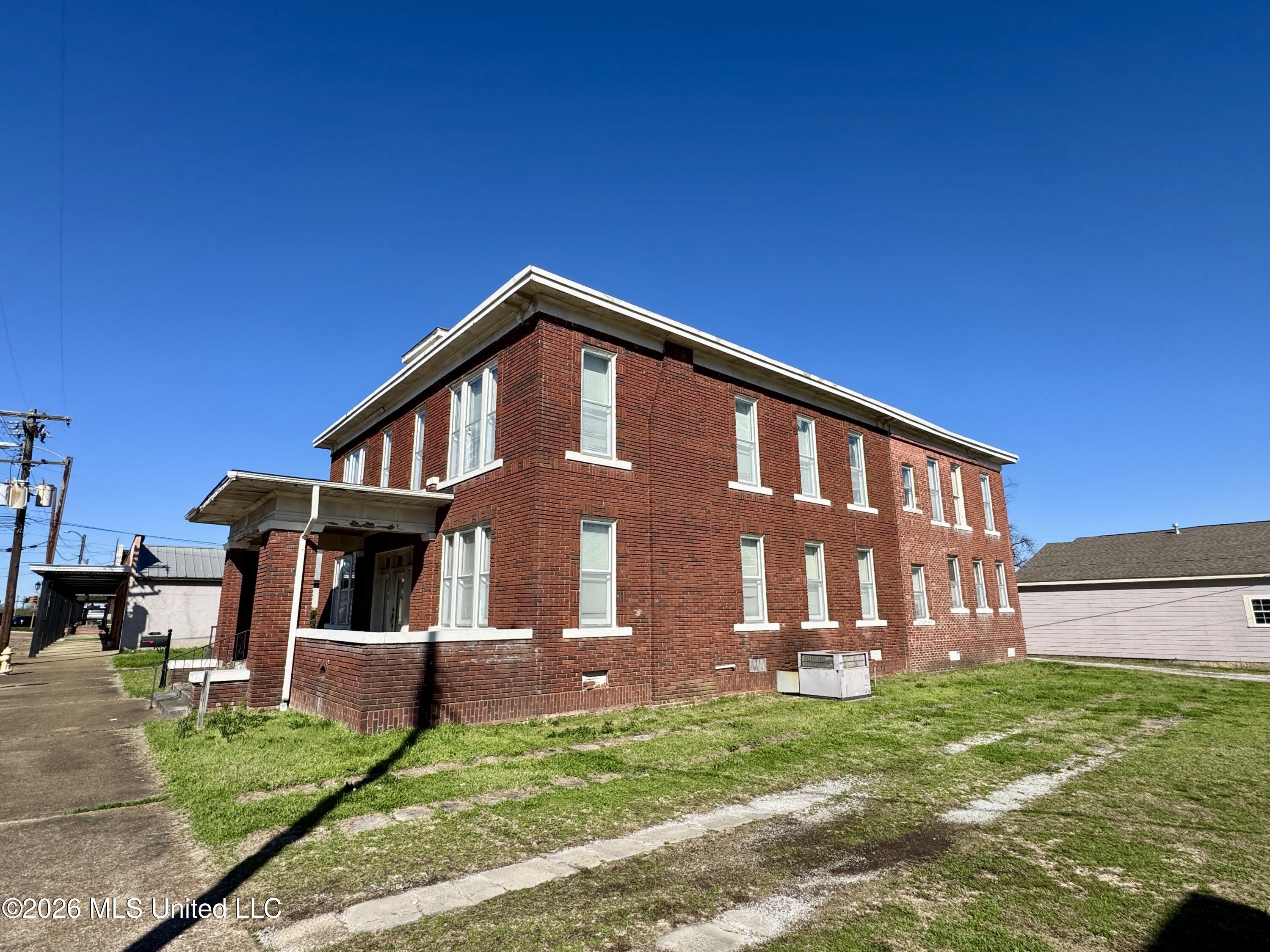 158 E College Avenue Property Photo 3