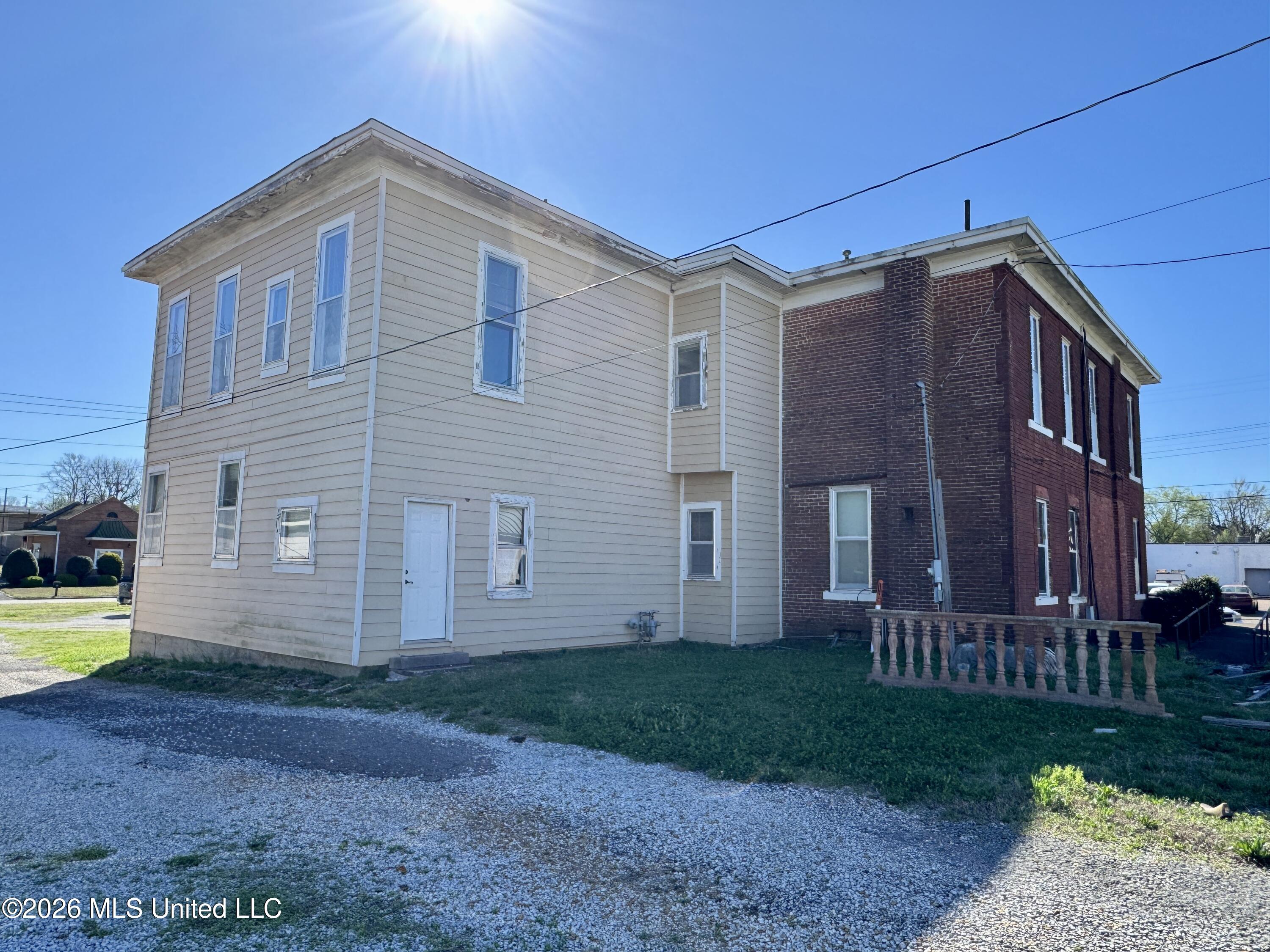158 E College Avenue Property Photo 4