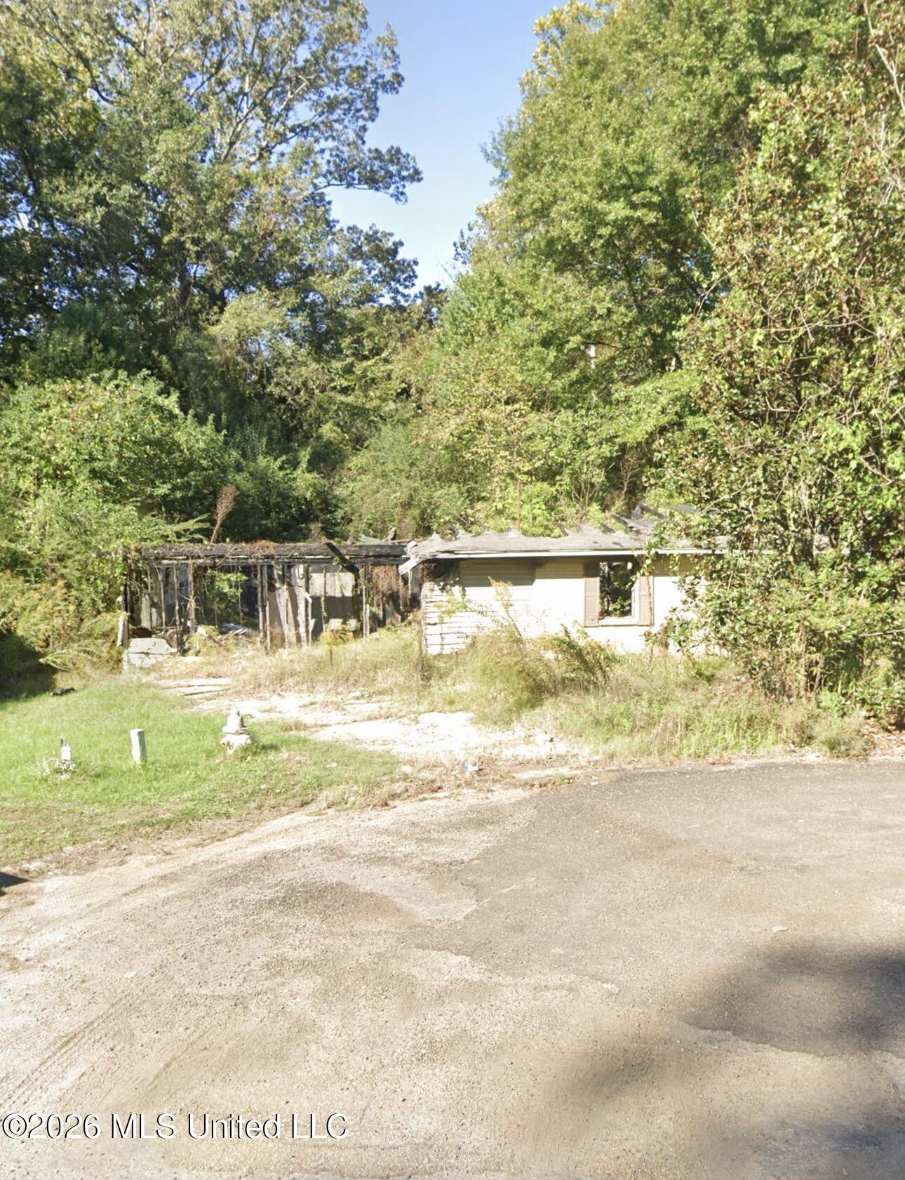 181 E Woodcrest Drive Property Photo 1