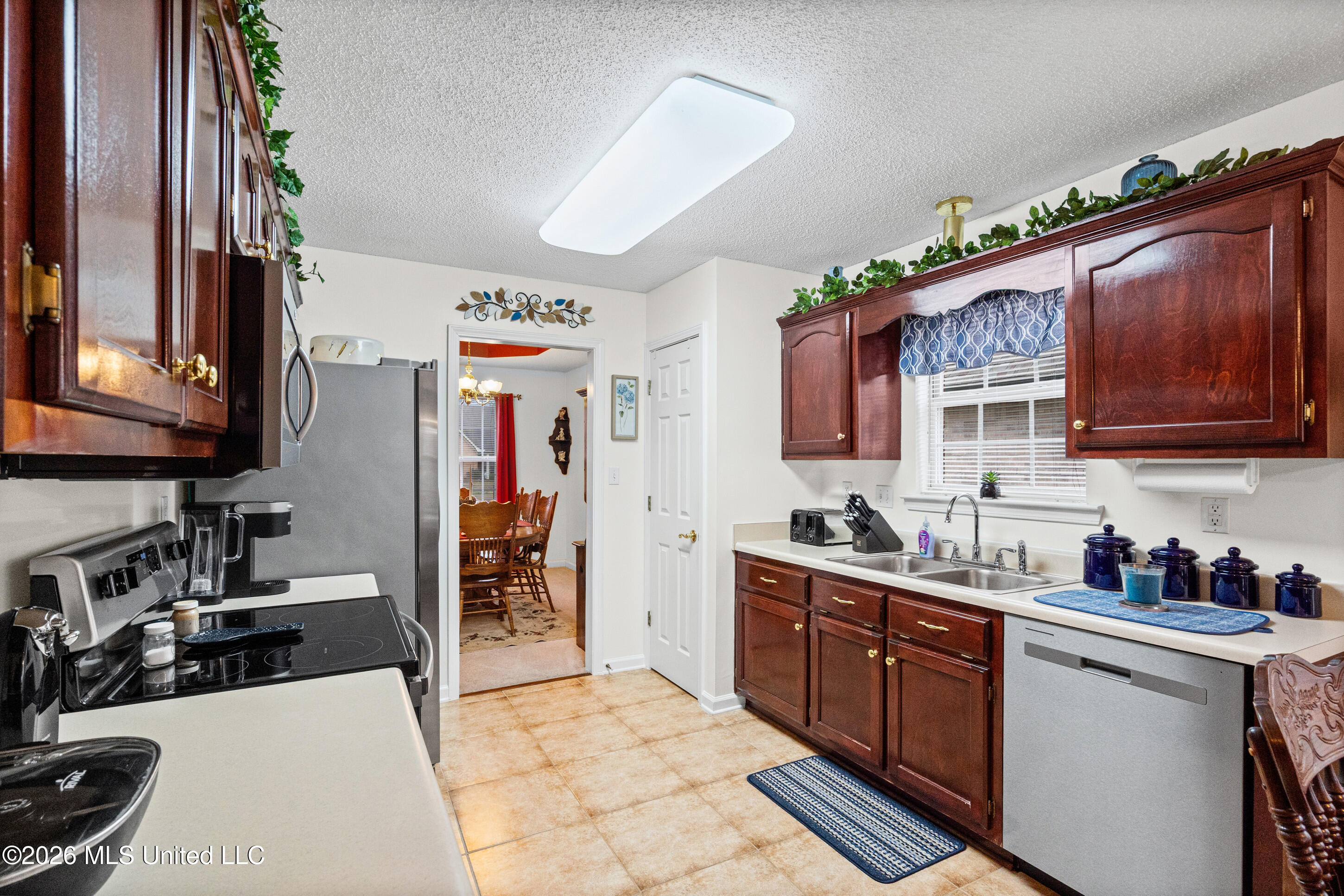 6546 Braybourne Main Property Photo 8