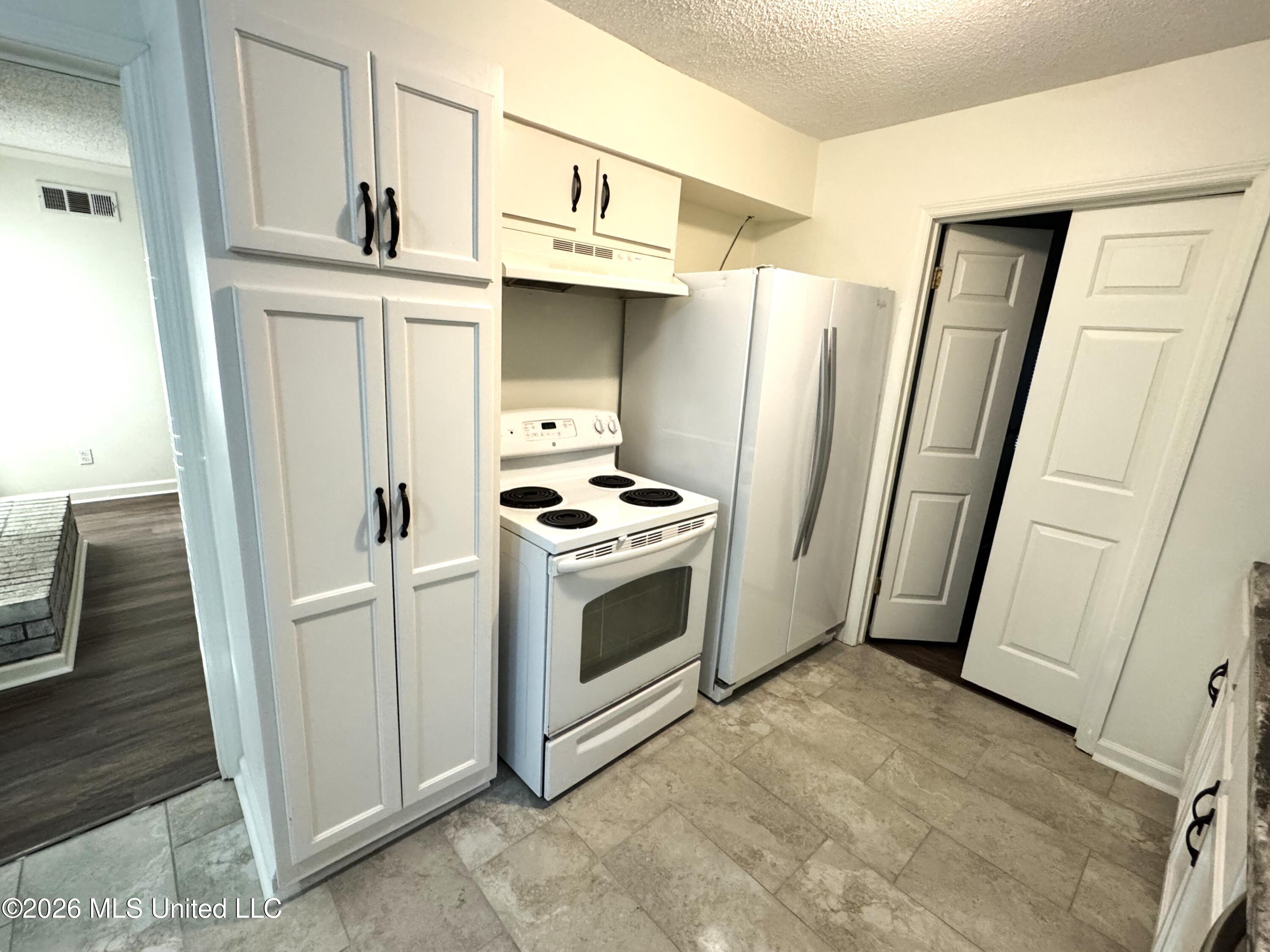 8761 Chesterfield Drive Property Photo 8