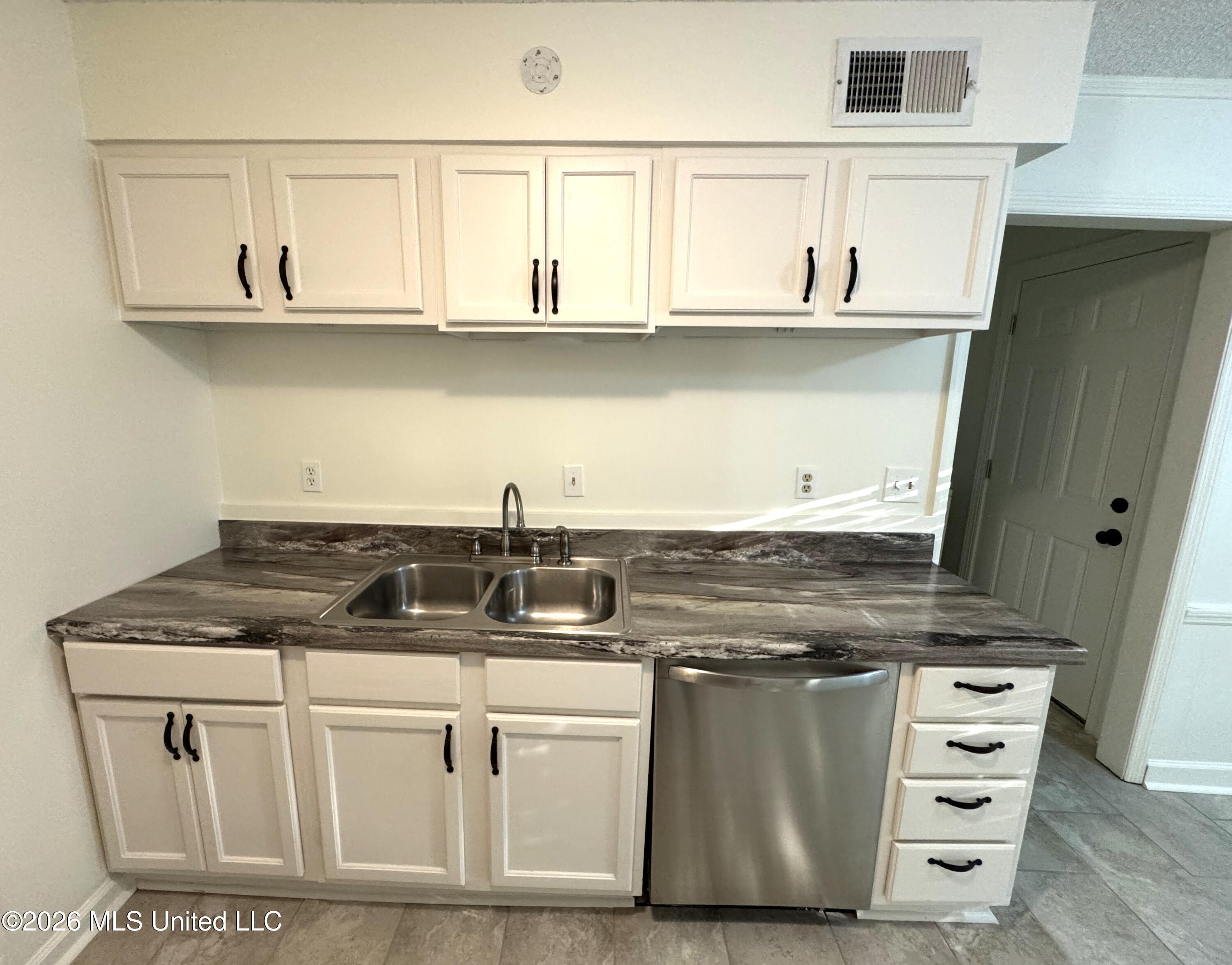 8761 Chesterfield Drive Property Photo 10