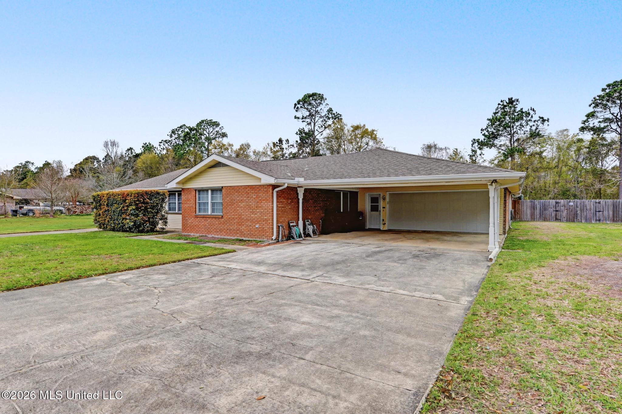 123 Espana Park Drive Property Photo 2