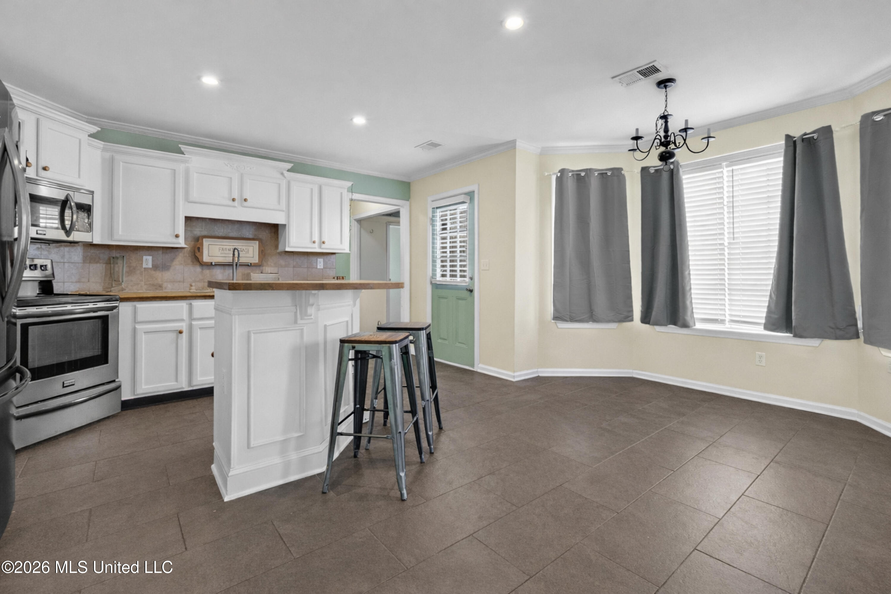 7090 Fox Creek Drive Property Photo 6