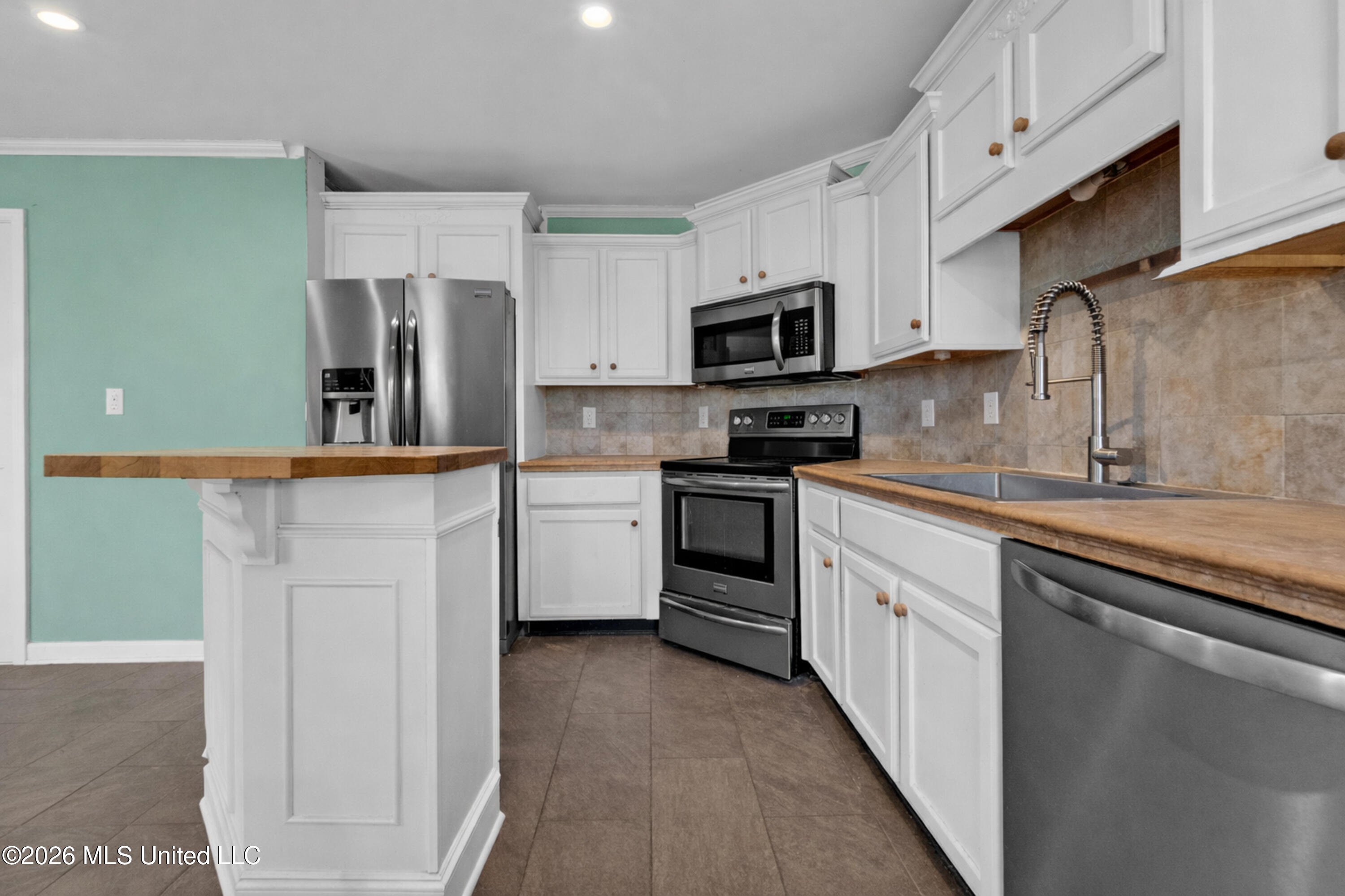 7090 Fox Creek Drive Property Photo 8