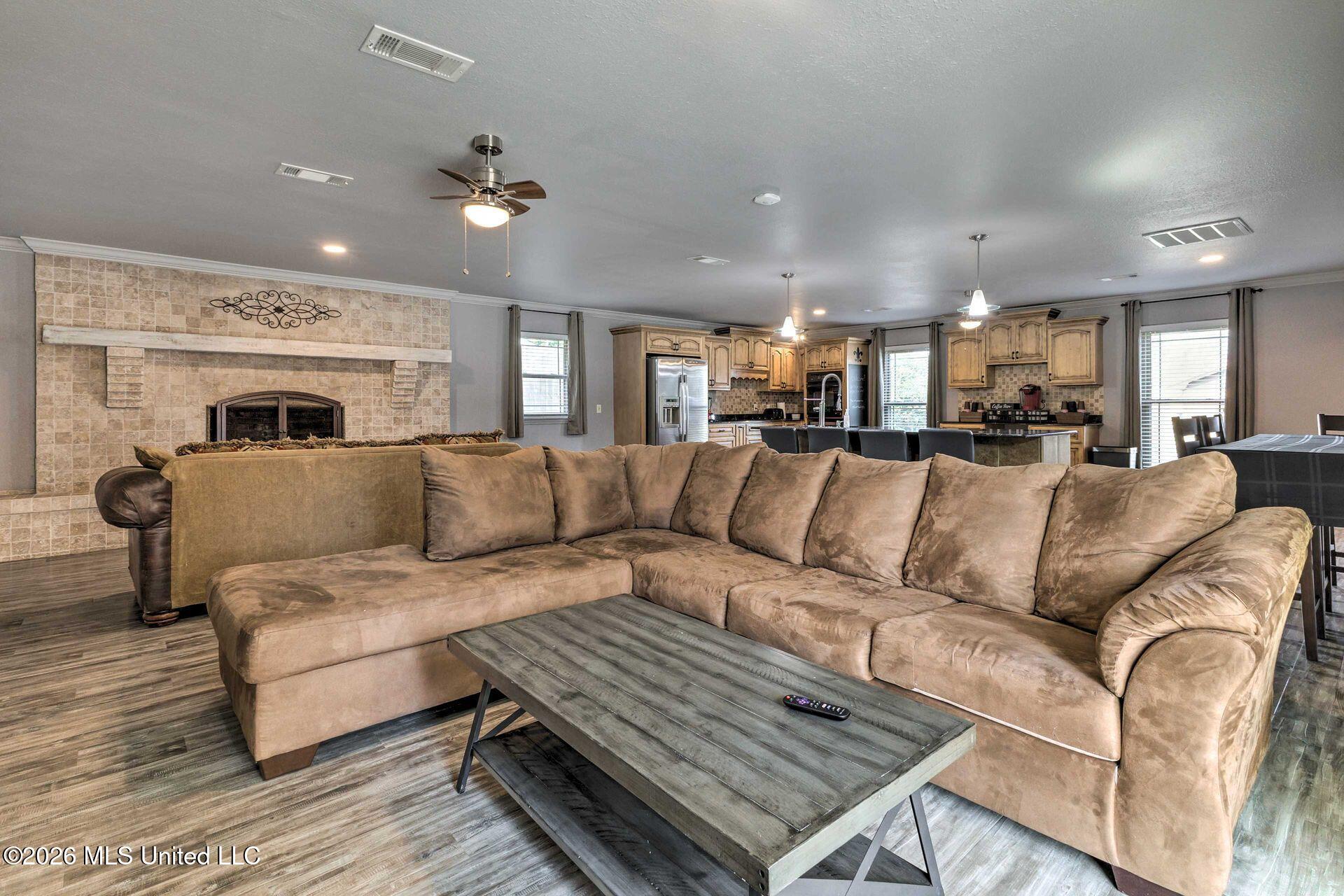 12424 Crestwood Drive Property Photo 3