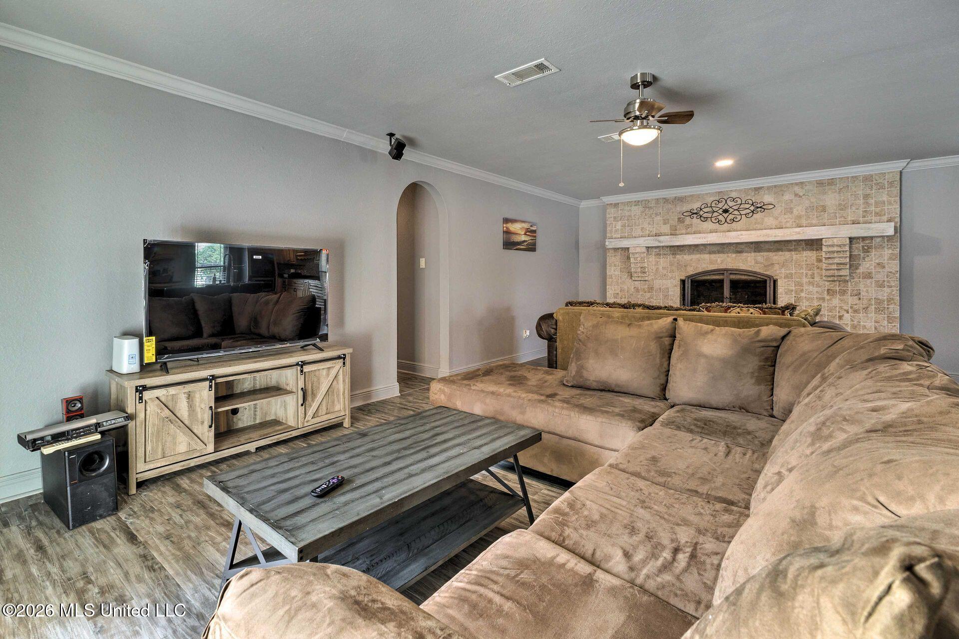 12424 Crestwood Drive Property Photo 4