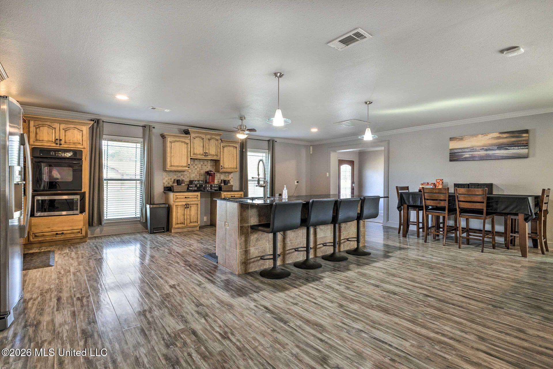 12424 Crestwood Drive Property Photo 8